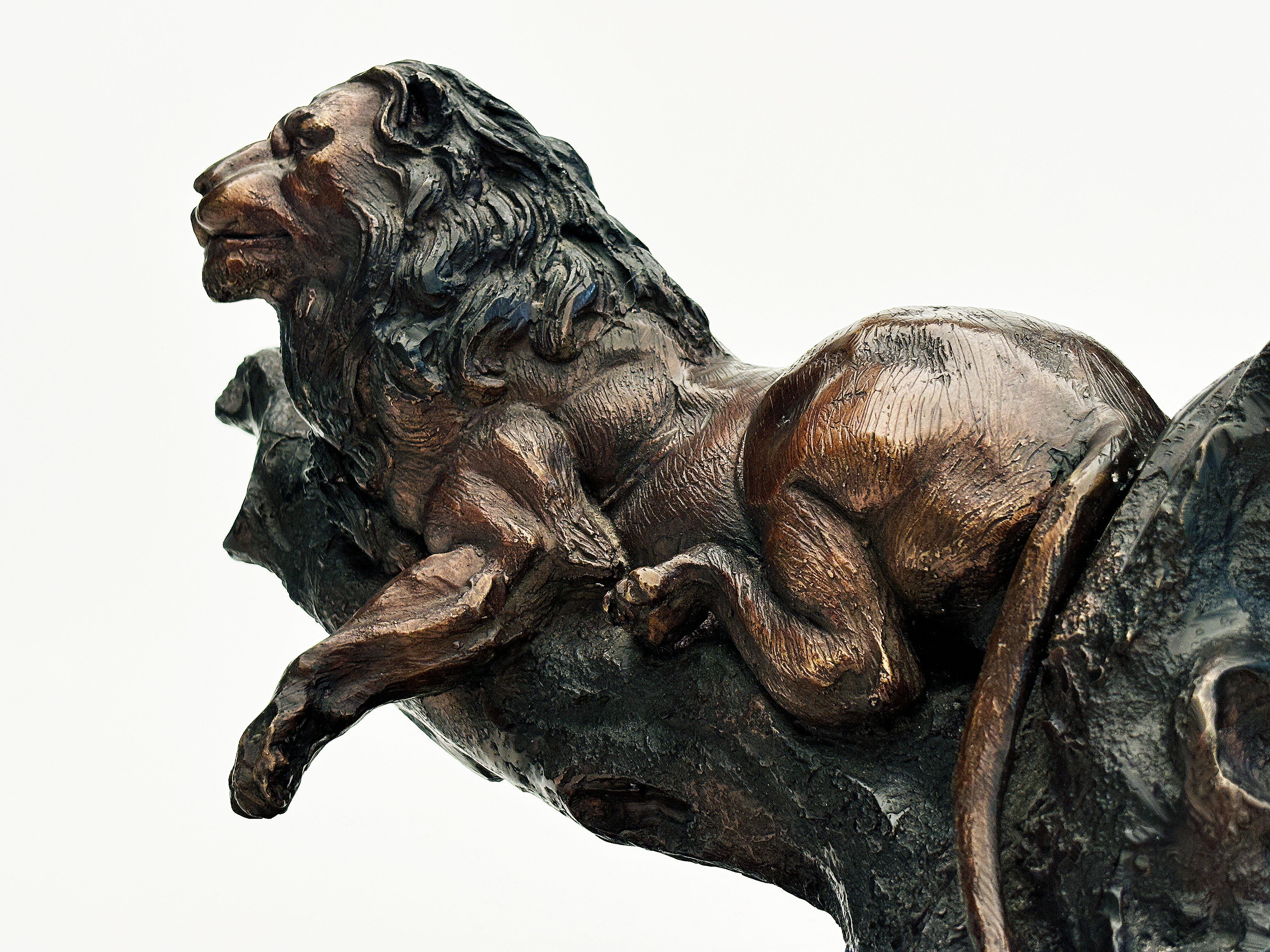 Sculpture en fonte de lion sur socle en marbre noir d'après Jules Moigniez en vente 6
