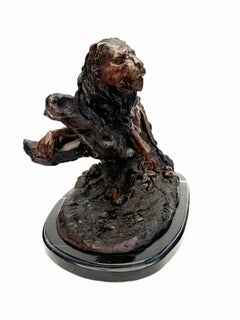 Skulptur eines Löwen aus Guss auf schwarzem Marmorsockel nach Jules Moigniez