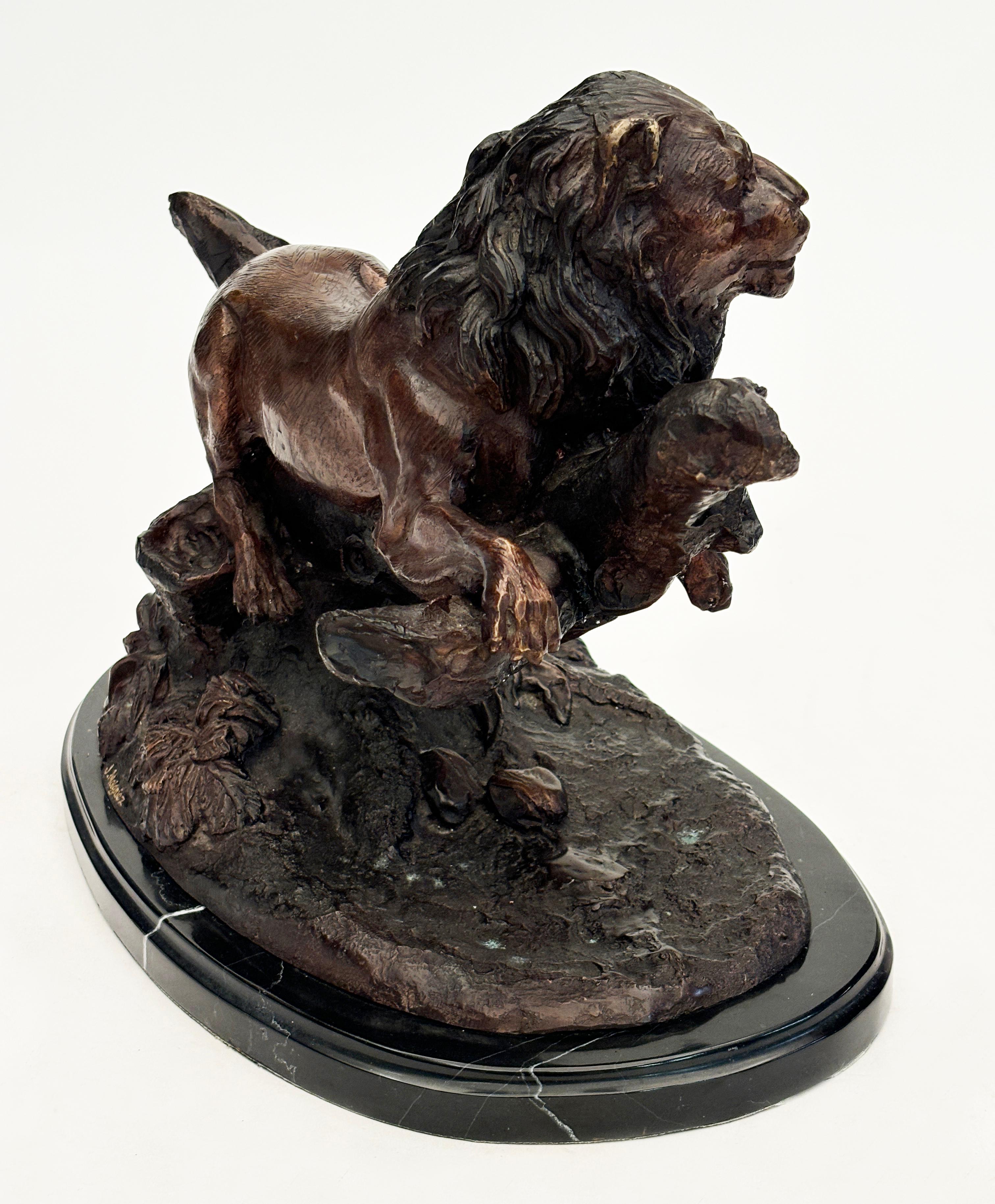Autre Sculpture en fonte de lion sur socle en marbre noir d'après Jules Moigniez en vente