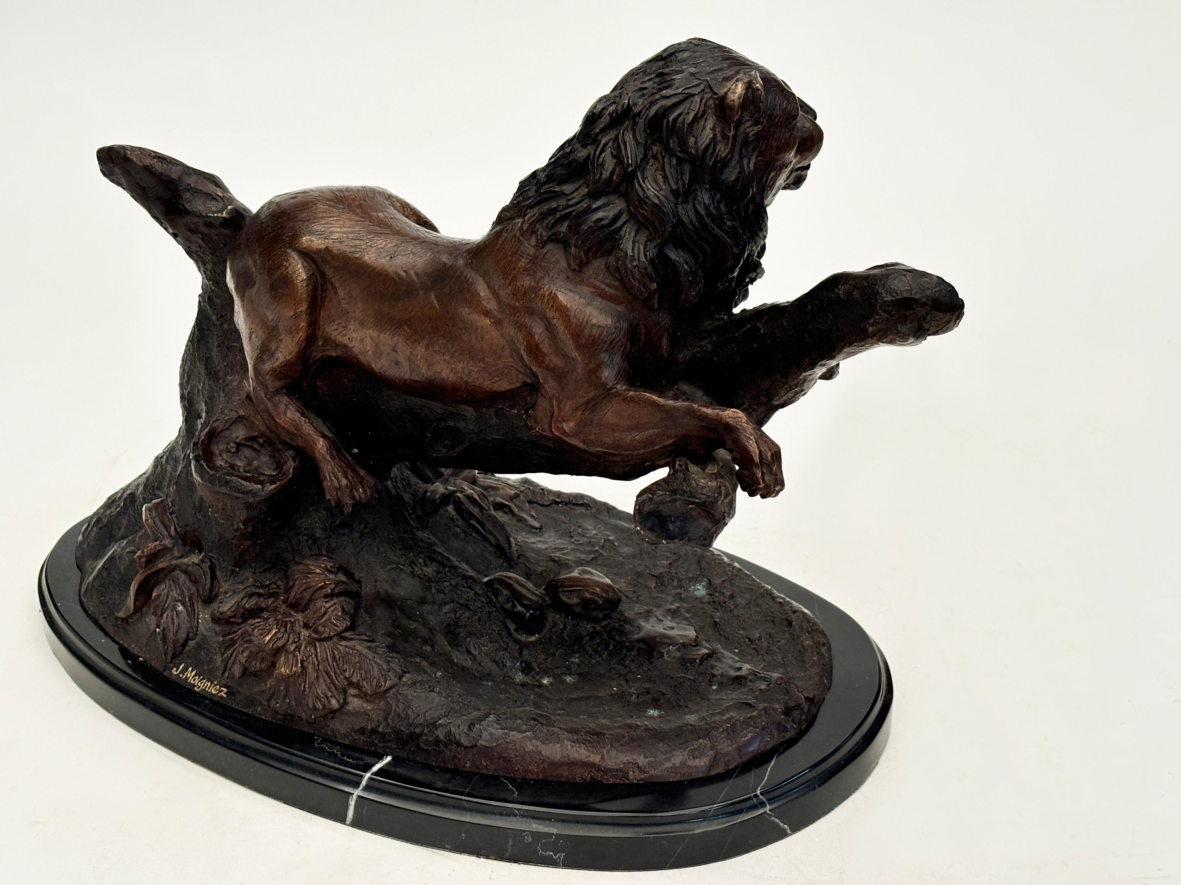 Inconnu Sculpture en fonte de lion sur socle en marbre noir d'après Jules Moigniez en vente
