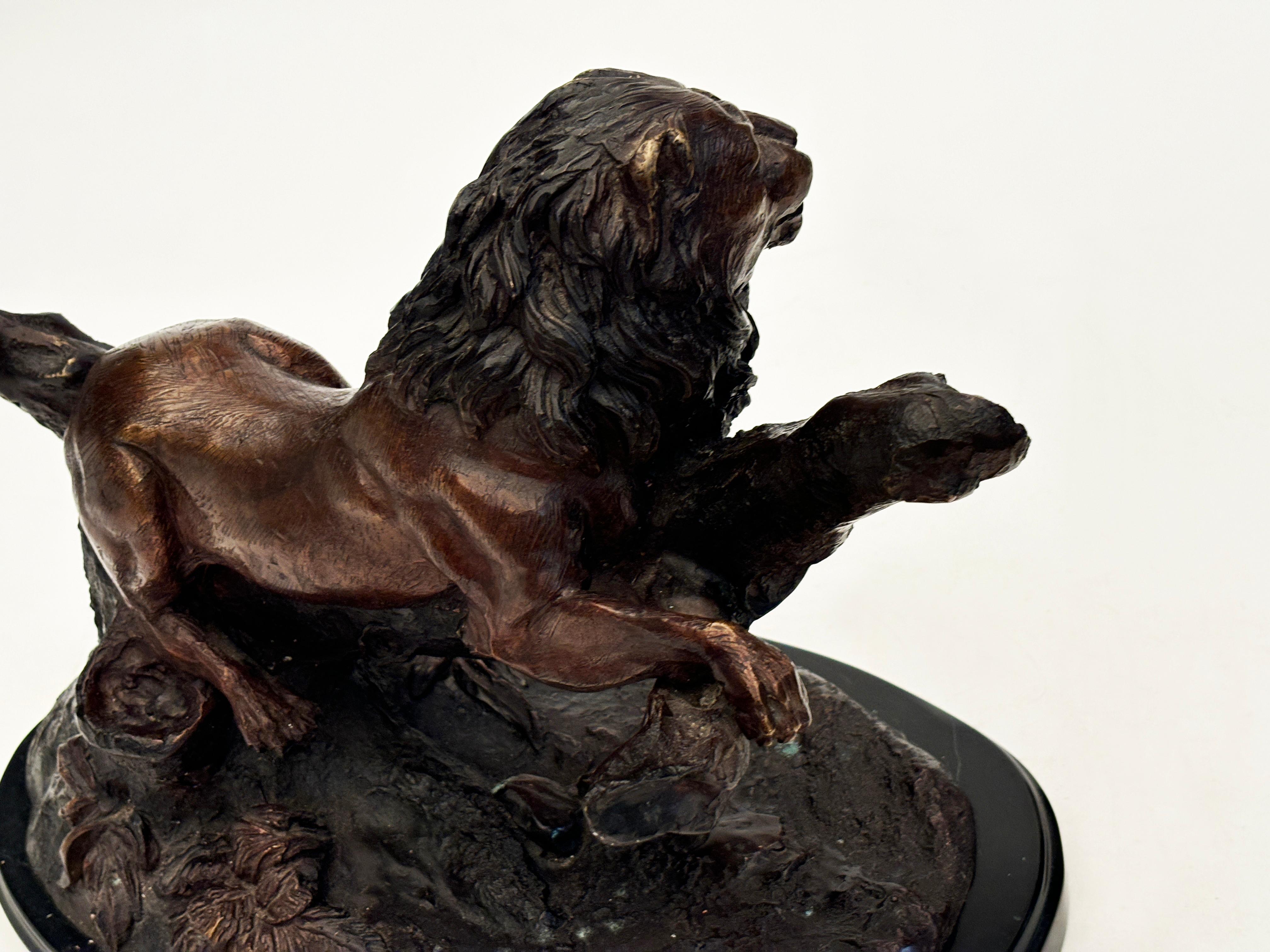 Moulage Sculpture en fonte de lion sur socle en marbre noir d'après Jules Moigniez en vente