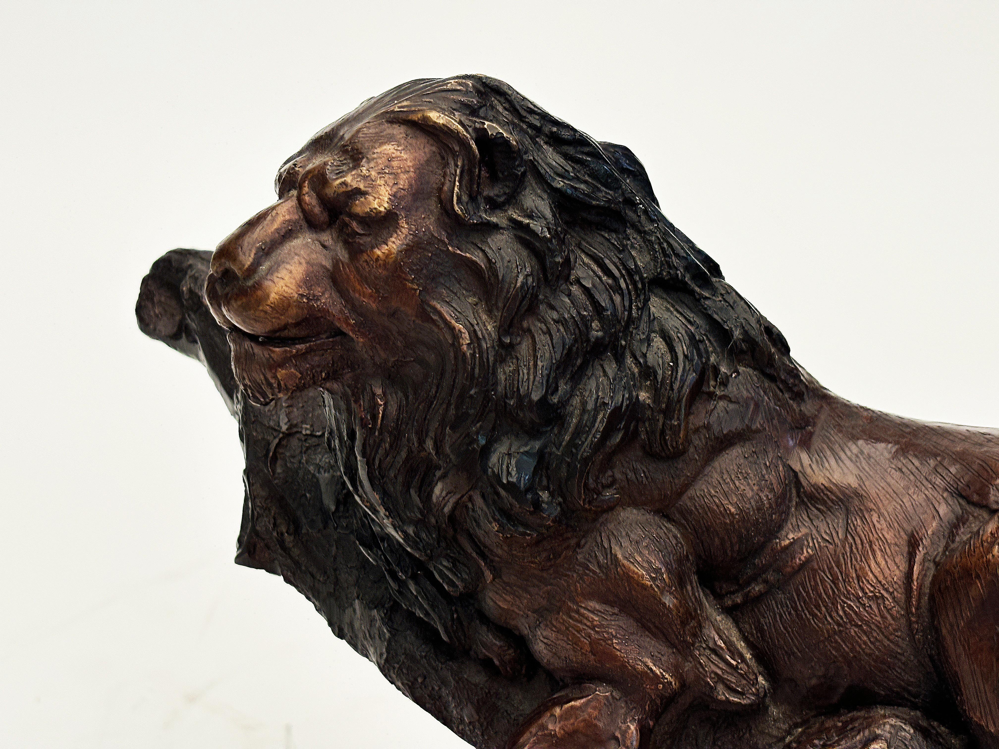 Sculpture en fonte de lion sur socle en marbre noir d'après Jules Moigniez Bon état - En vente à Louisville, KY