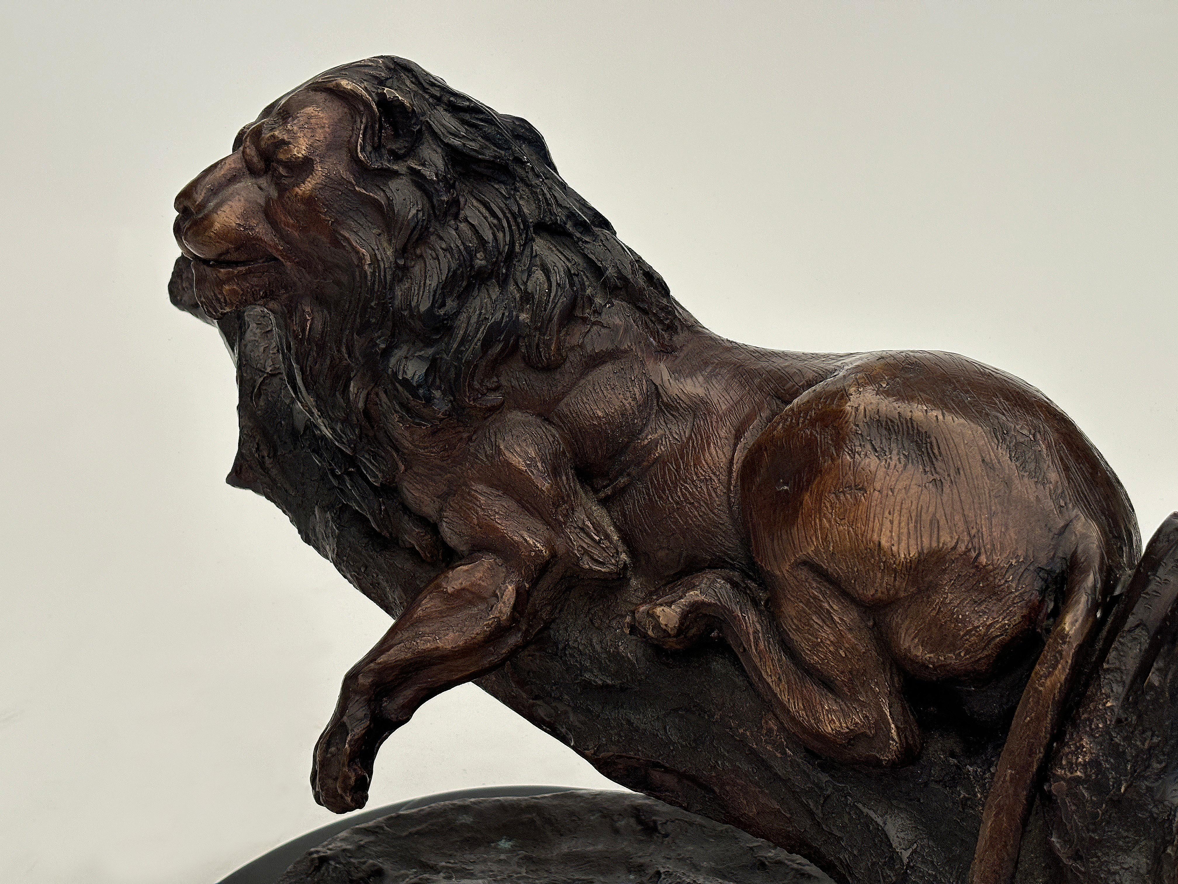 20ième siècle Sculpture en fonte de lion sur socle en marbre noir d'après Jules Moigniez en vente