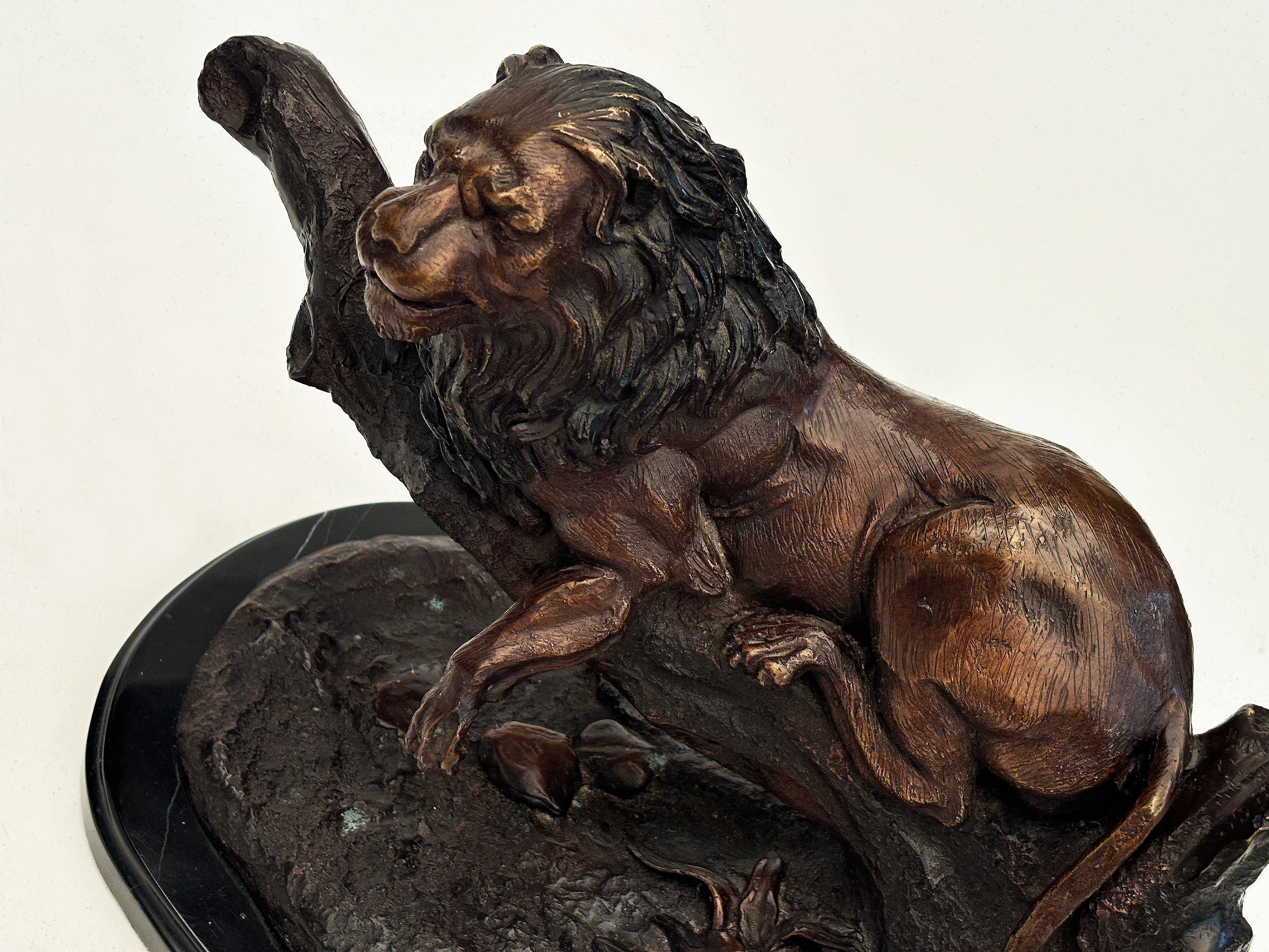 Métal Sculpture en fonte de lion sur socle en marbre noir d'après Jules Moigniez en vente