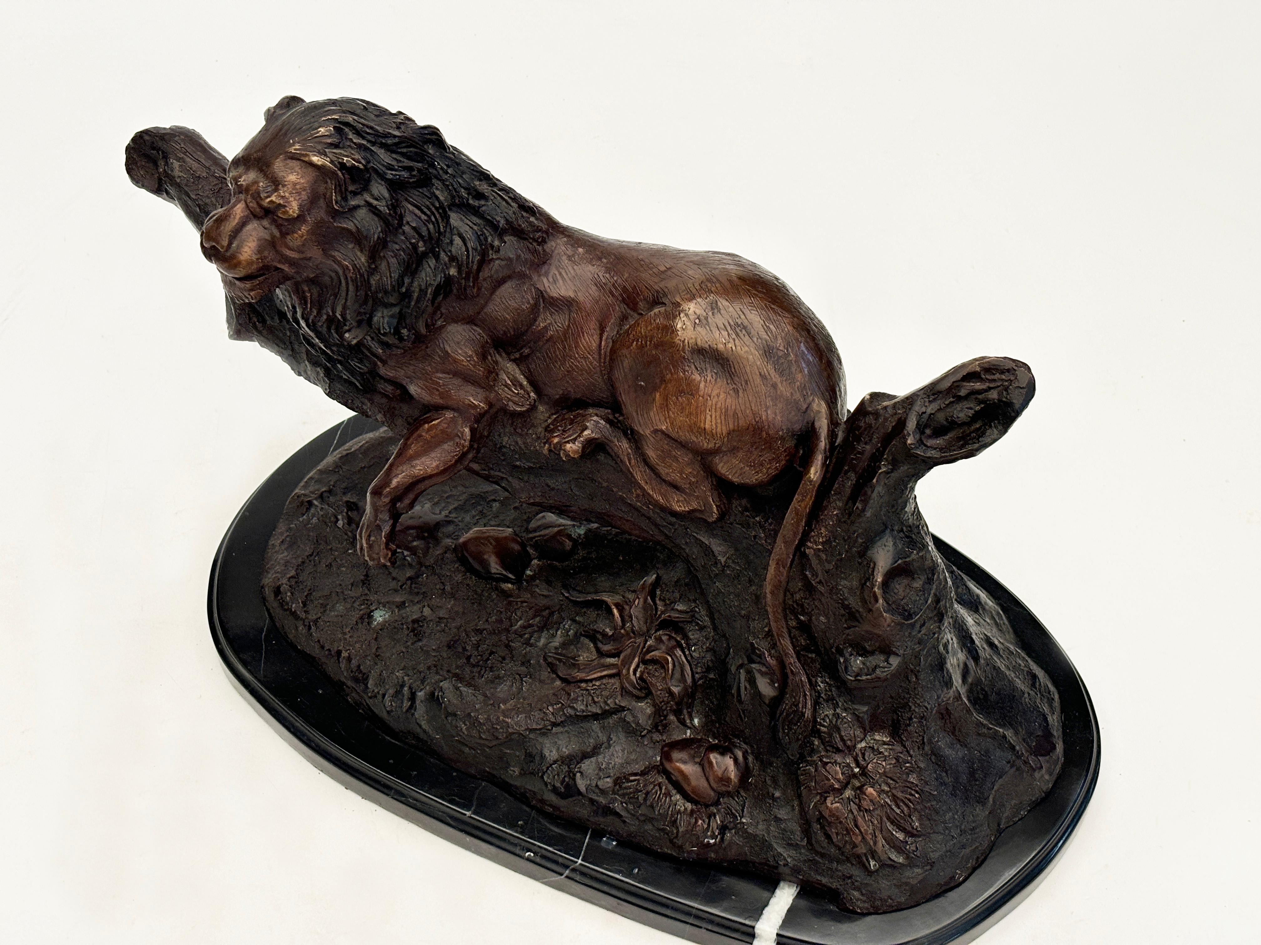 Sculpture en fonte de lion sur socle en marbre noir d'après Jules Moigniez en vente 1