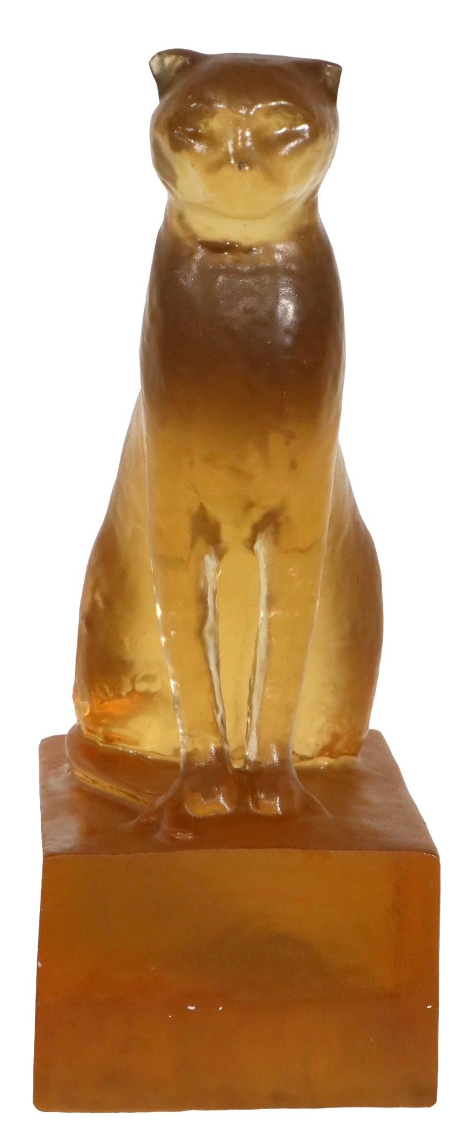 Katzenskulptur aus Luciteguss von Dorothy Thorpe  (Mitte des 20. Jahrhunderts) im Angebot