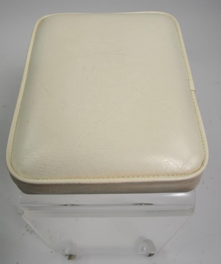 Taburete Banco Cascada Lucite Fundido  sobre patas giratorias de bola cromadas siglo XX en venta