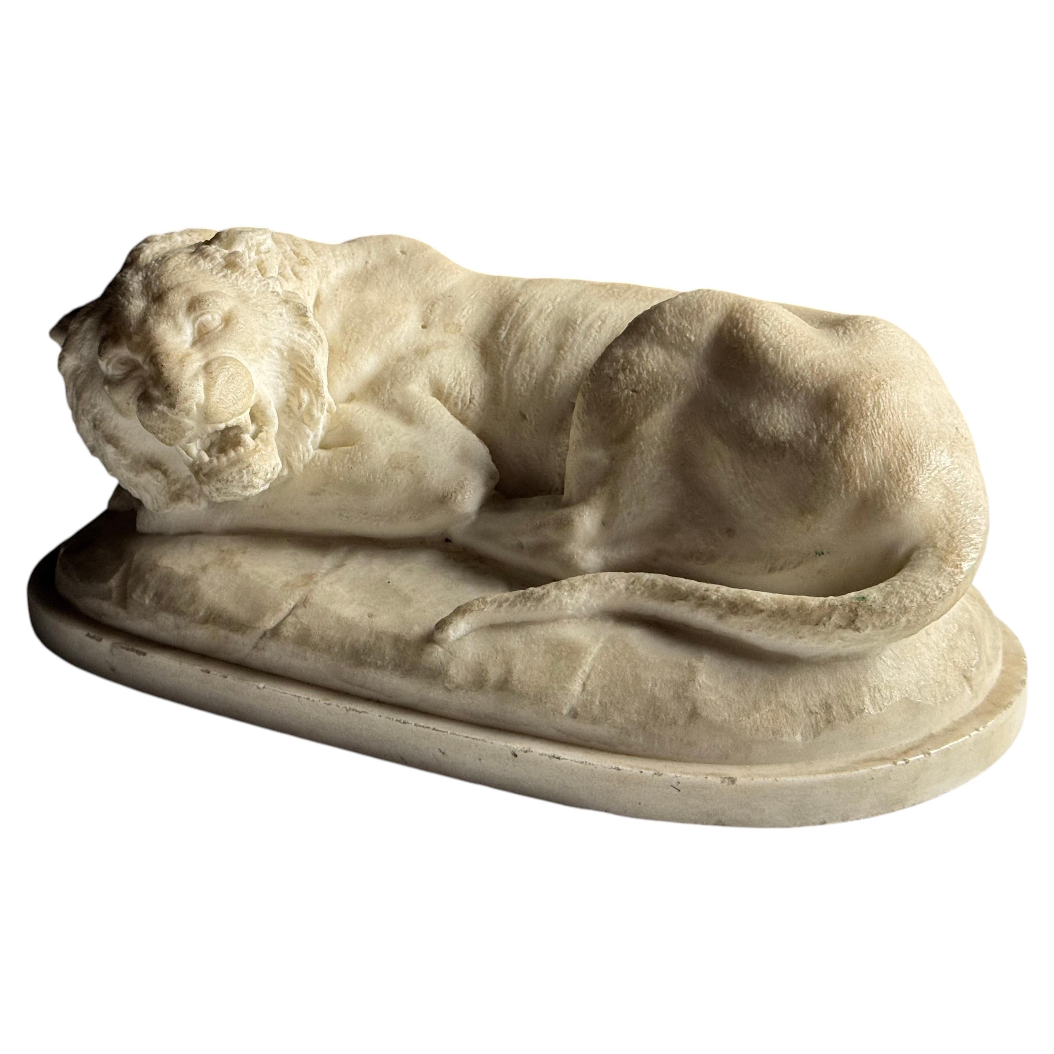 Scultura in marmo fuso raffigurante un leone, XX secolo in vendita