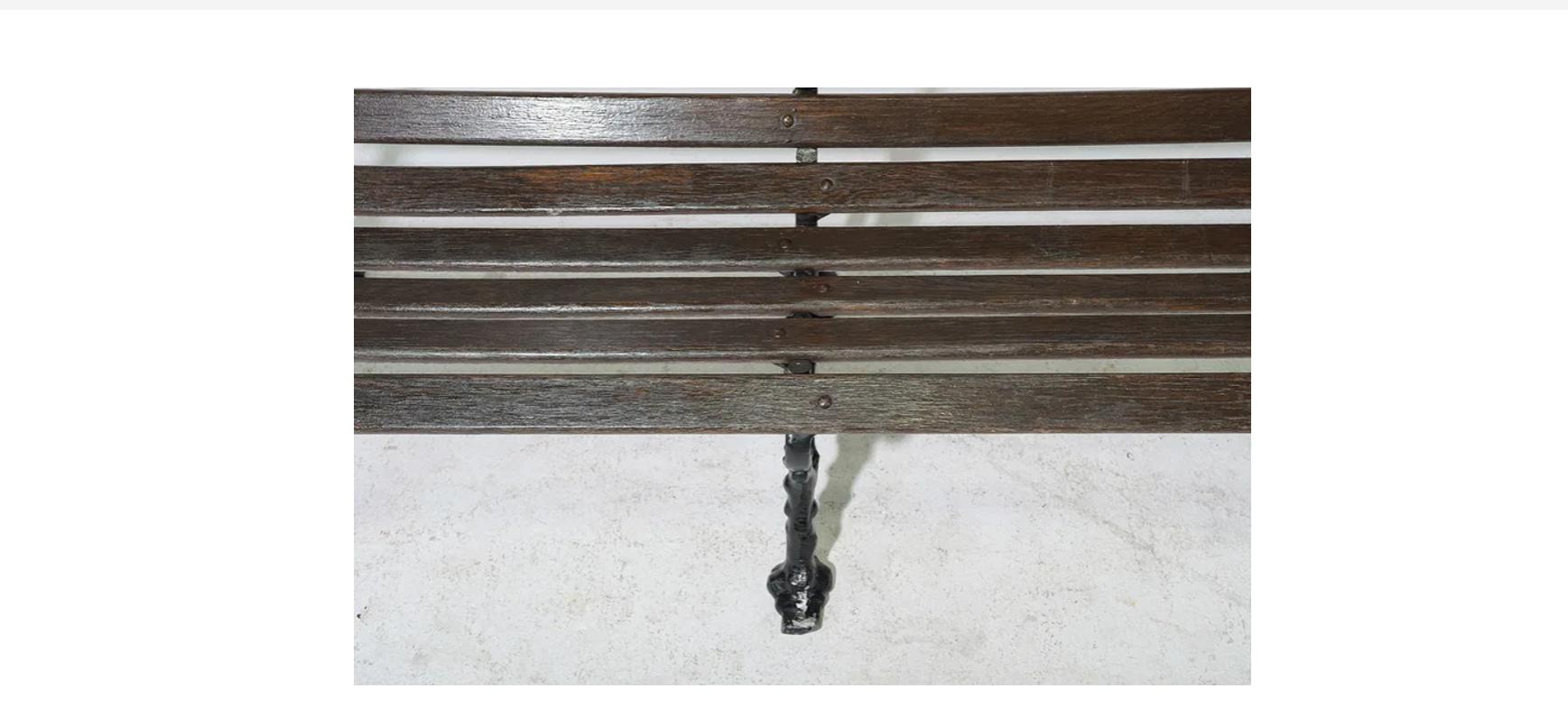 Verleihen Sie Ihrer Terrasse oder Ihrem Garten mit dieser großzügigen Bank aus Metall und Holz zusätzliche Sitzgelegenheiten. Inspiriert vom klassischen Charme der 