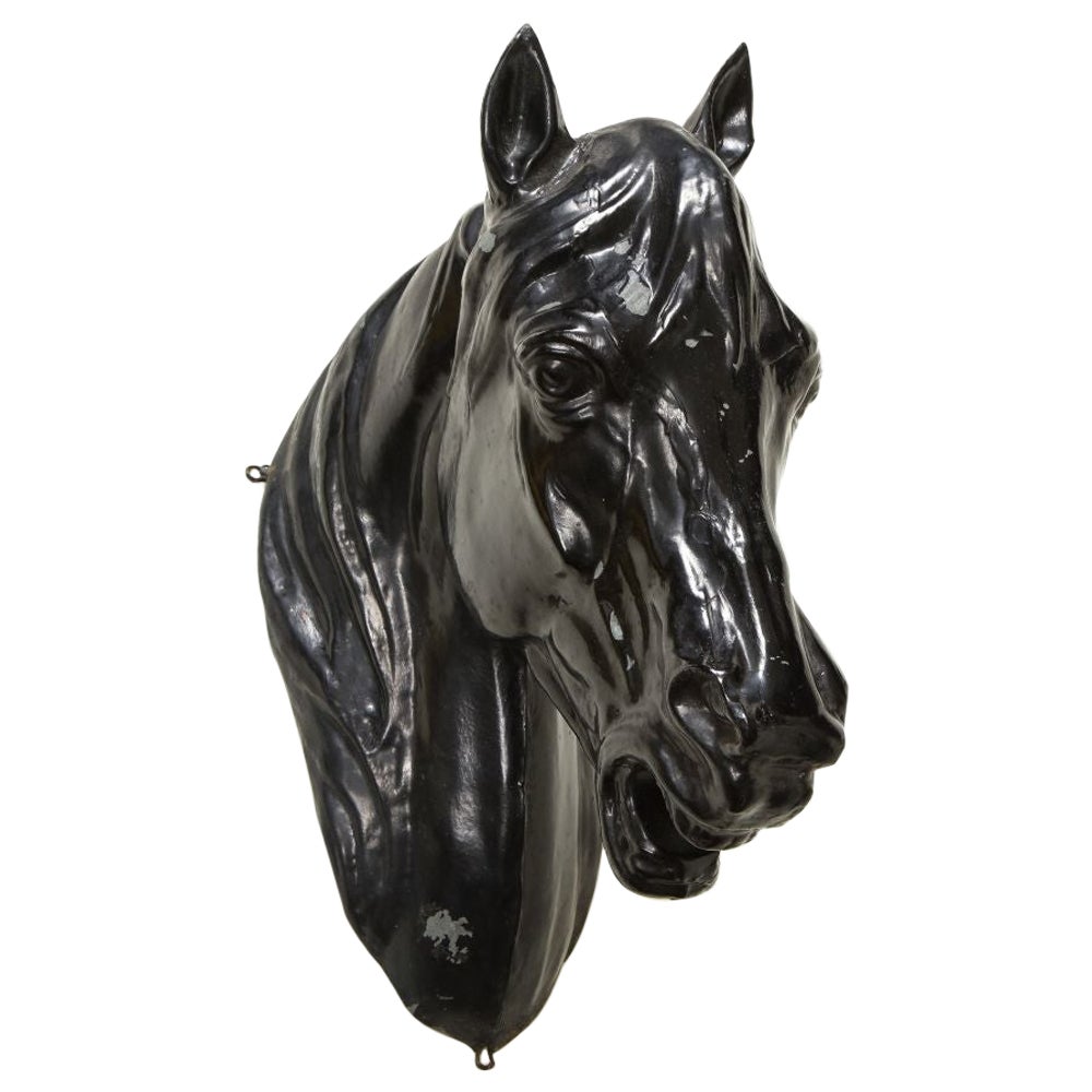 Cabeza de caballo de metal fundido