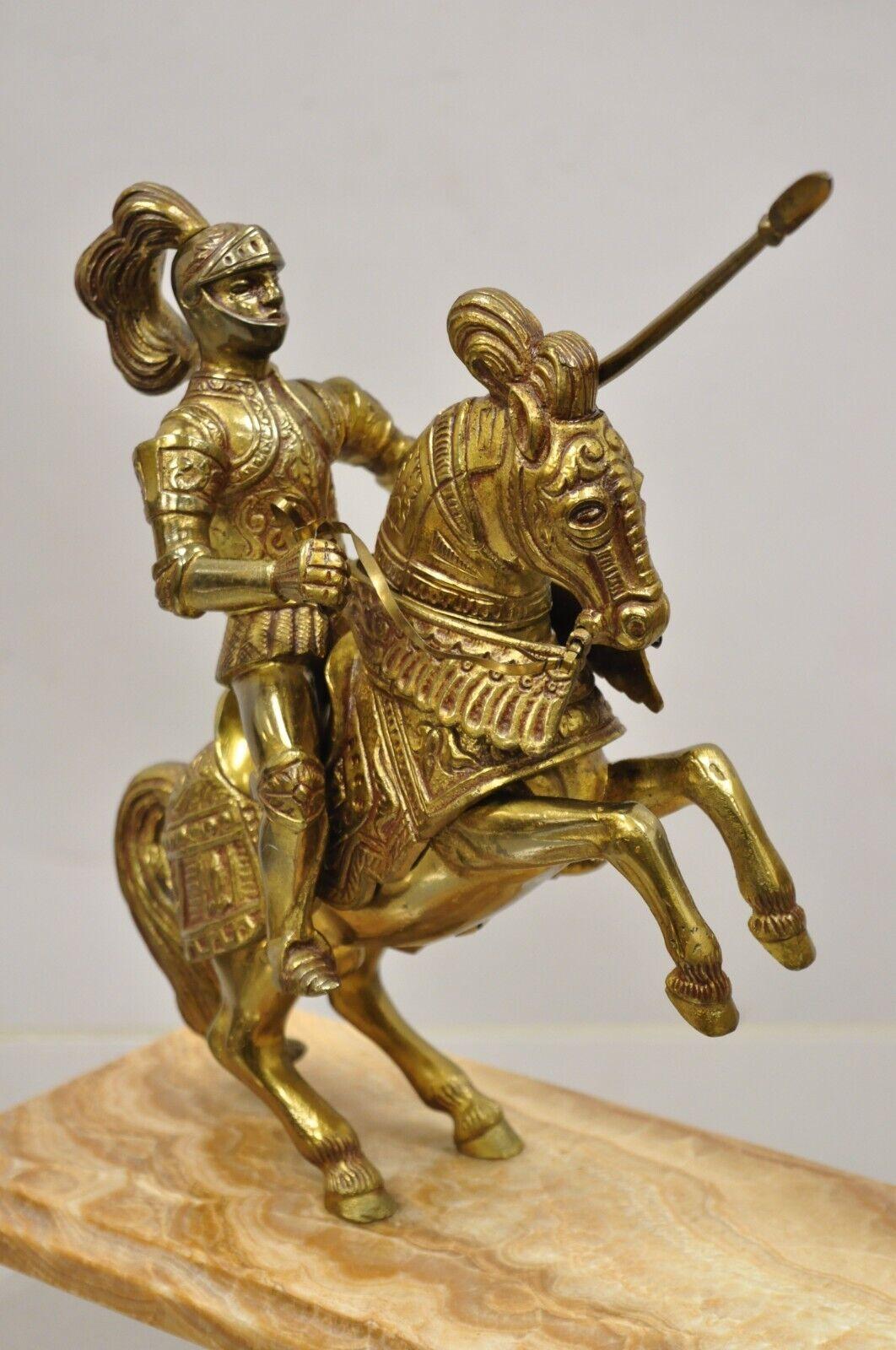Statue gothique d'un soldat sur un cheval en métal moulé à base de marbre, style Renaissance Bon état - En vente à Philadelphia, PA