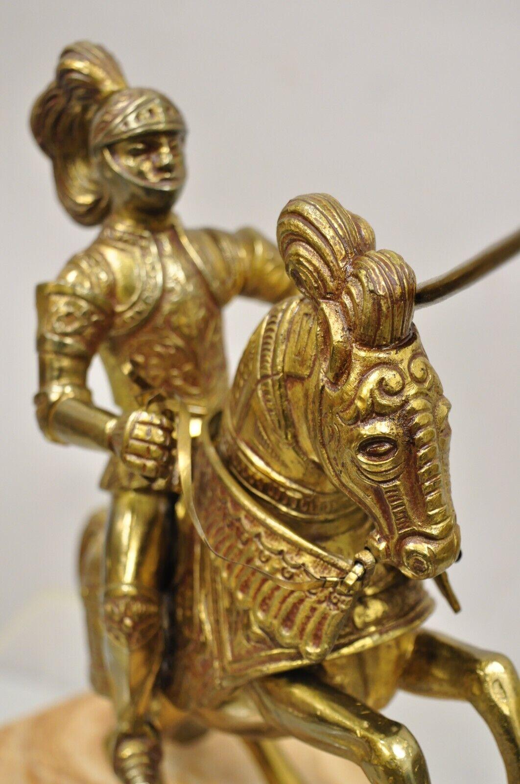 Laiton Statue gothique d'un soldat sur un cheval en métal moulé à base de marbre, style Renaissance en vente