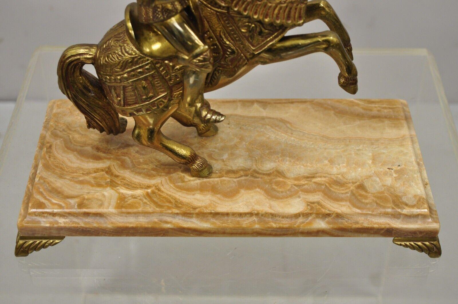 Gotische Soldatenfigur auf Pferd aus gegossenem Metall mit Marmorsockel im Renaissance-Stil (Messing) im Angebot