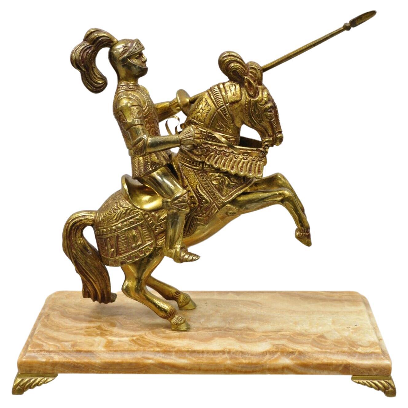 Gotische Soldatenfigur auf Pferd aus gegossenem Metall mit Marmorsockel im Renaissance-Stil