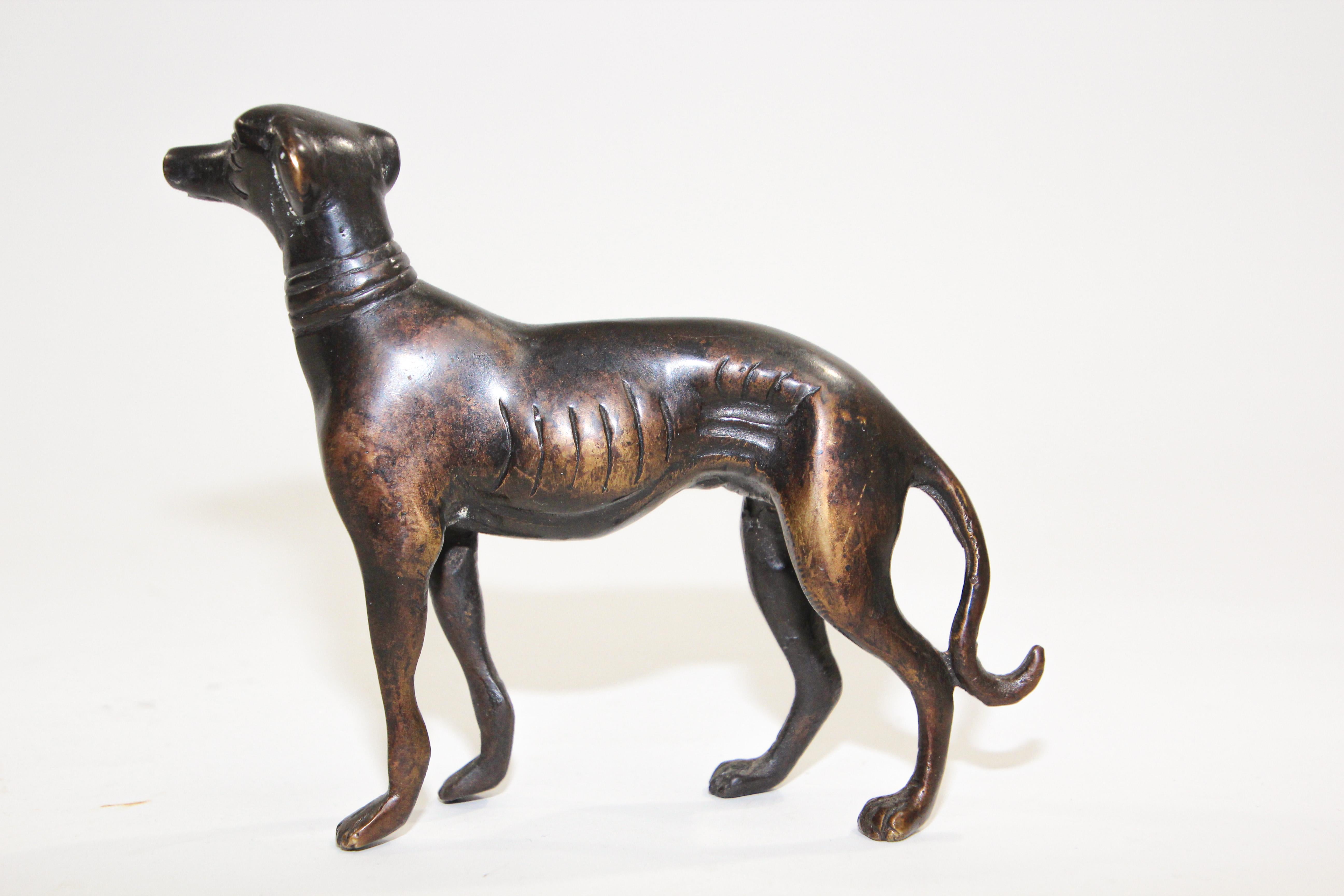 Skulptur eines Windhundes aus gegossenem Metall im Angebot 4