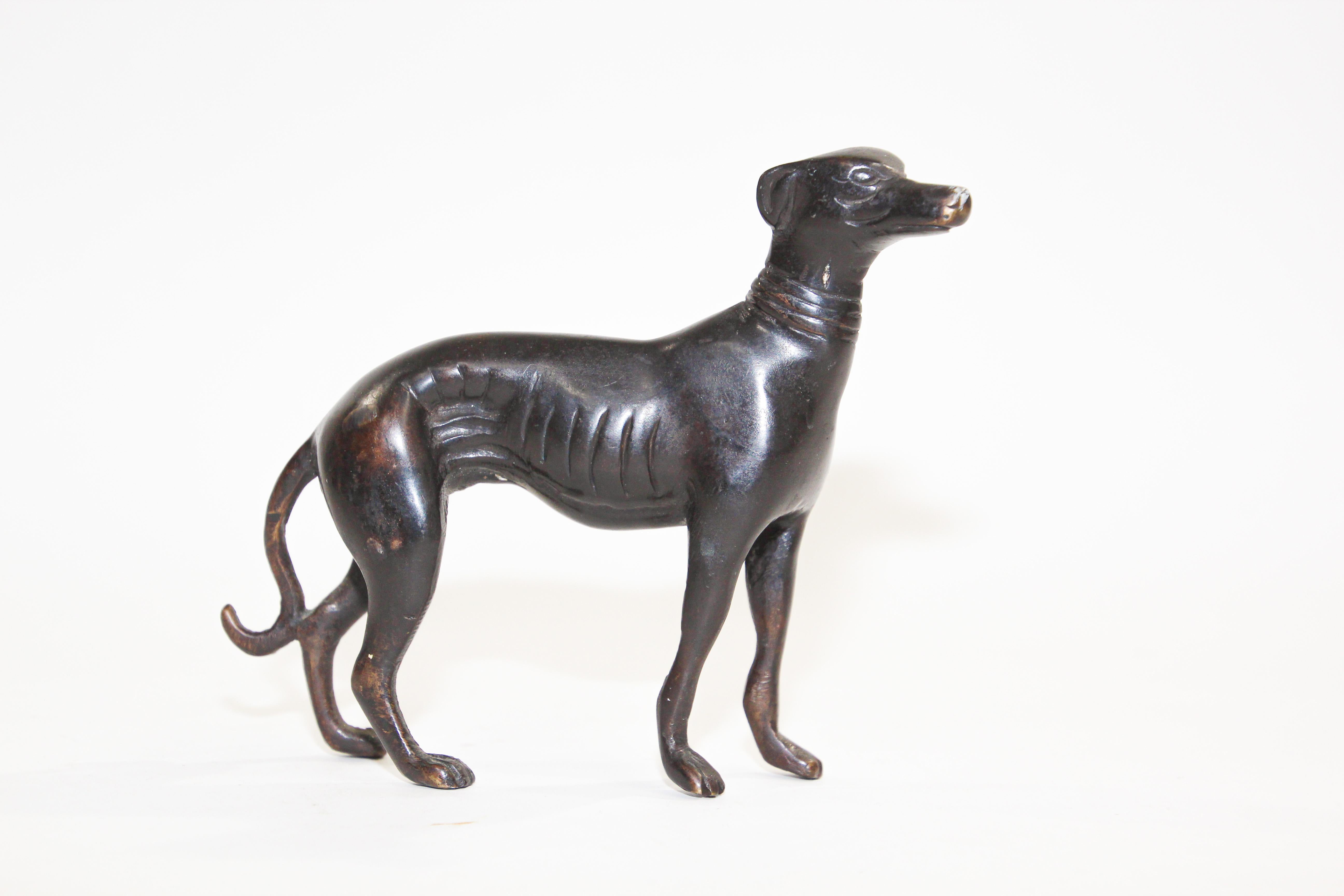 Skulptur eines Windhundes aus gegossenem Metall (Art déco) im Angebot