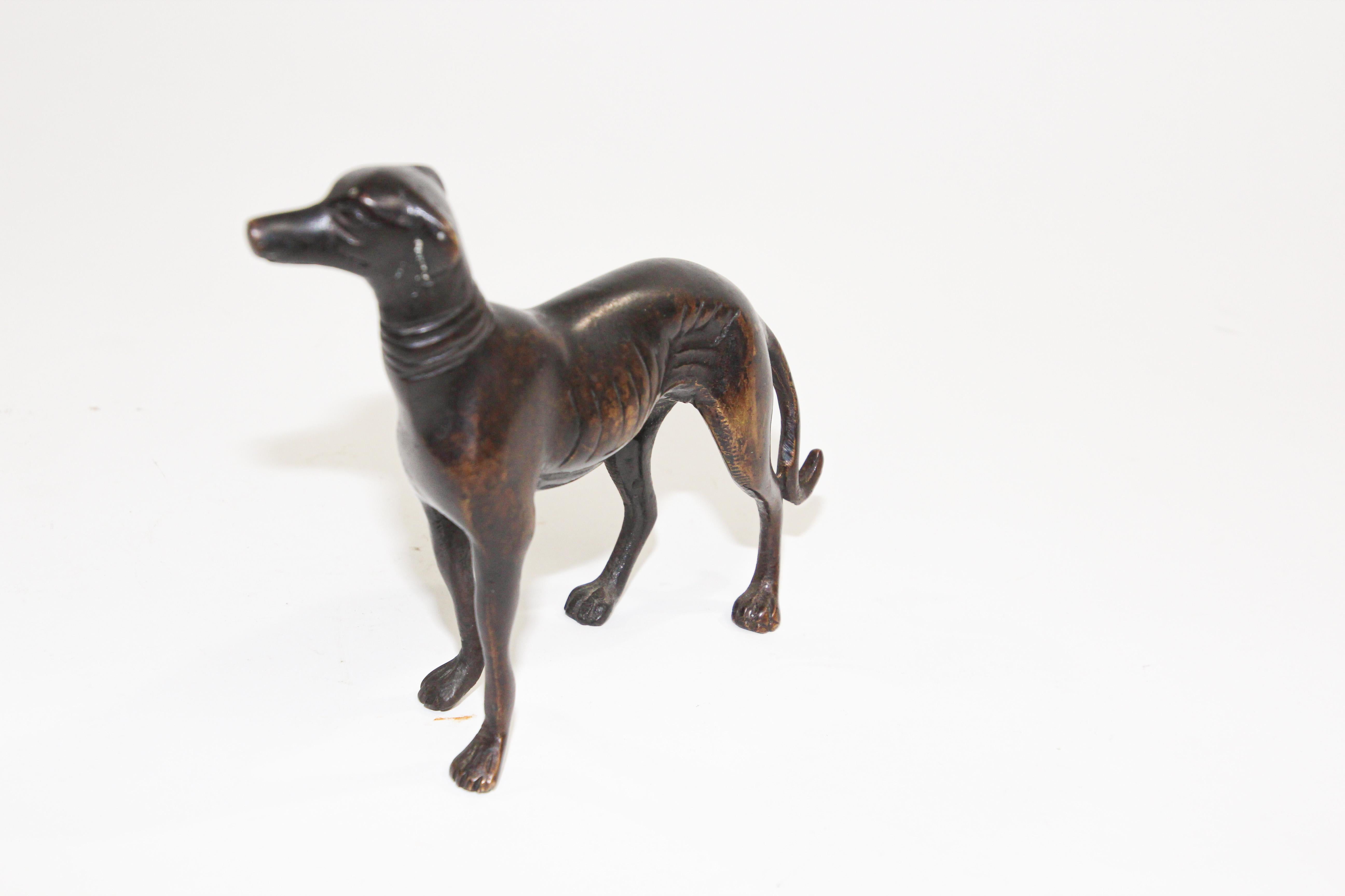 Skulptur eines Windhundes aus gegossenem Metall (Gegossen) im Angebot