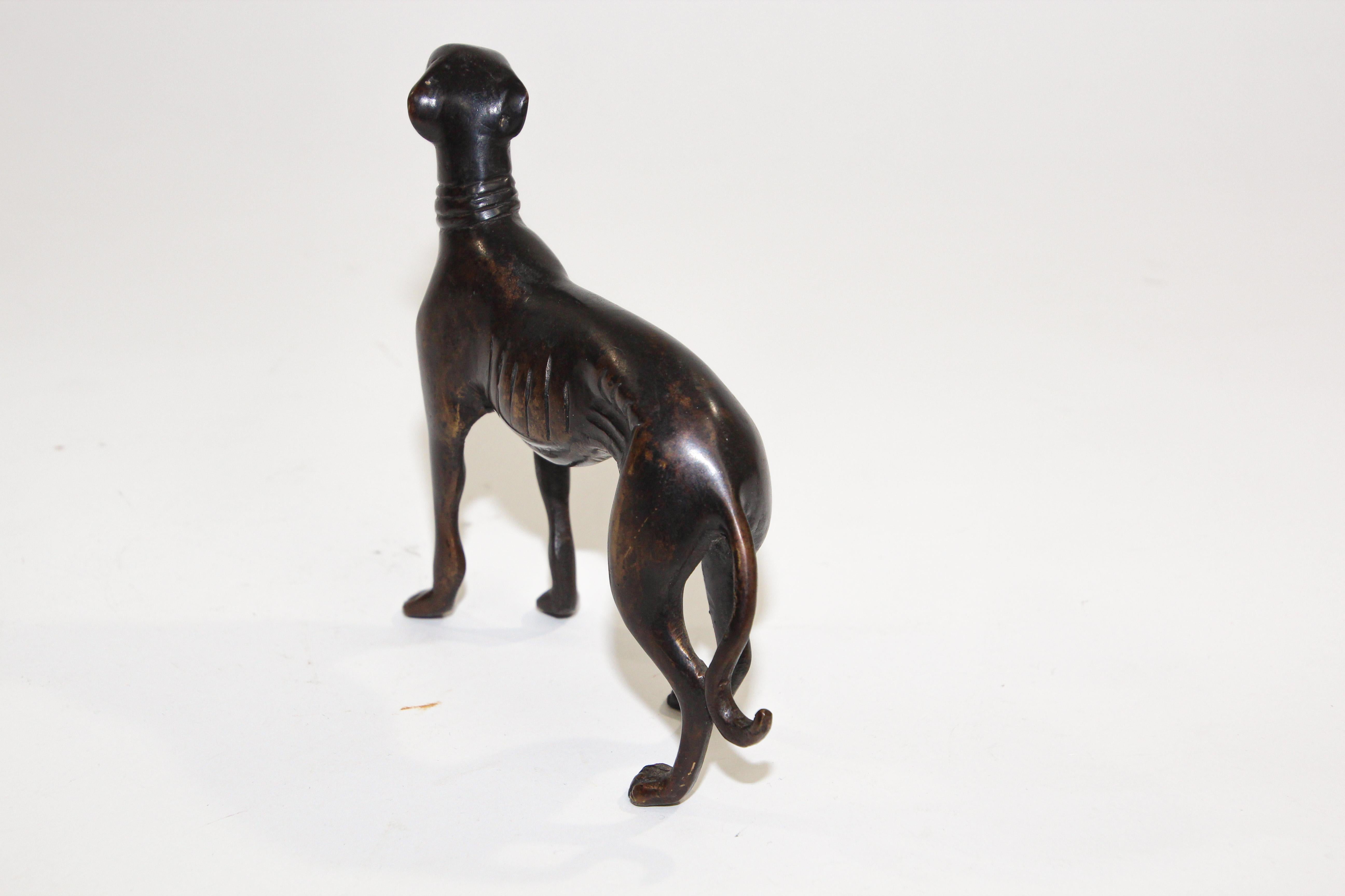 Skulptur eines Windhundes aus gegossenem Metall (Ende des 20. Jahrhunderts) im Angebot