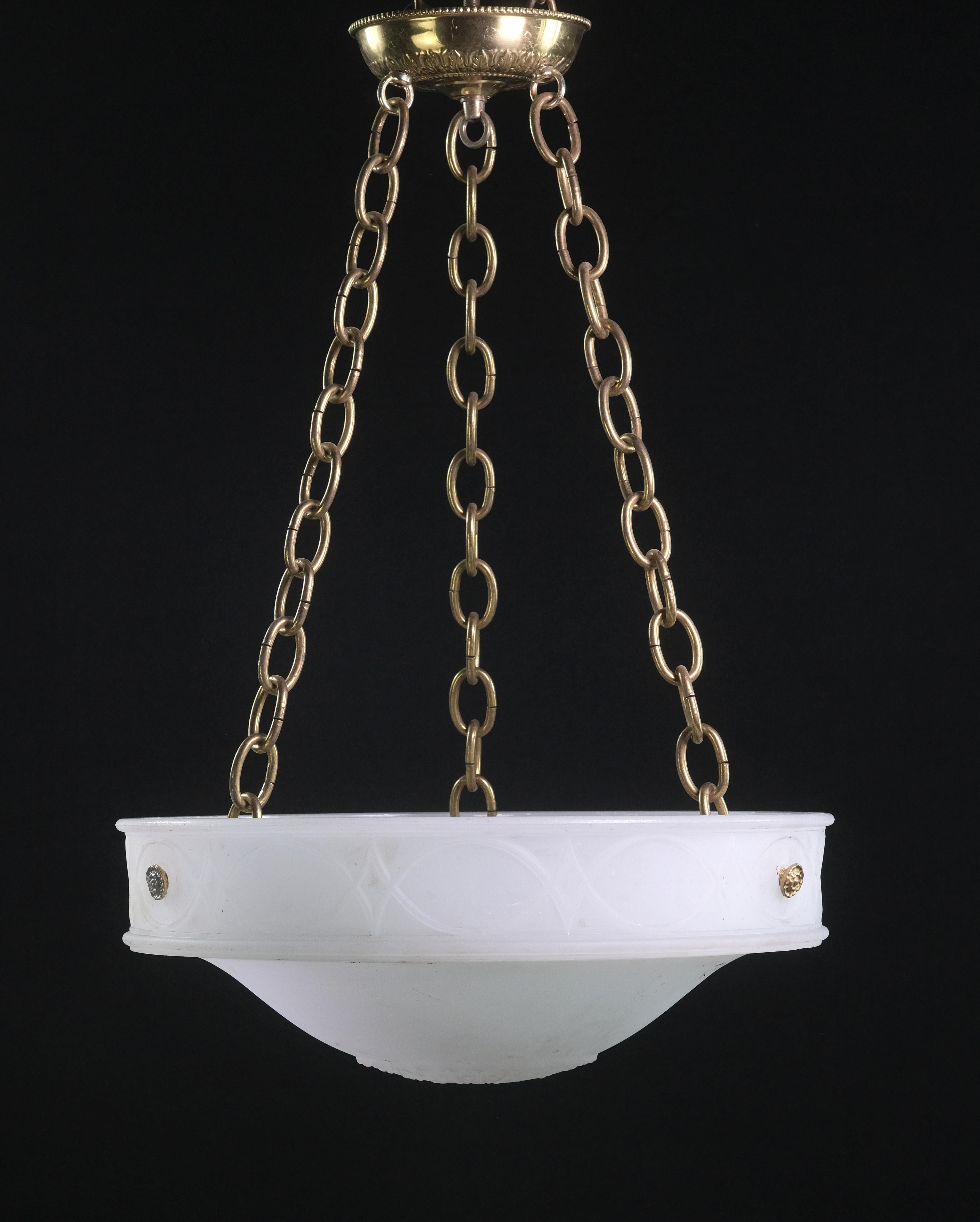 Plato luminoso de cristal de leche fundido del siglo XX con acabado bisqueado. La luminaria está sujeta a un pesado tejadillo de latón con sutiles detalles. Limpiado y restaurado. Tenga en cuenta que este artículo se encuentra en nuestra ubicación