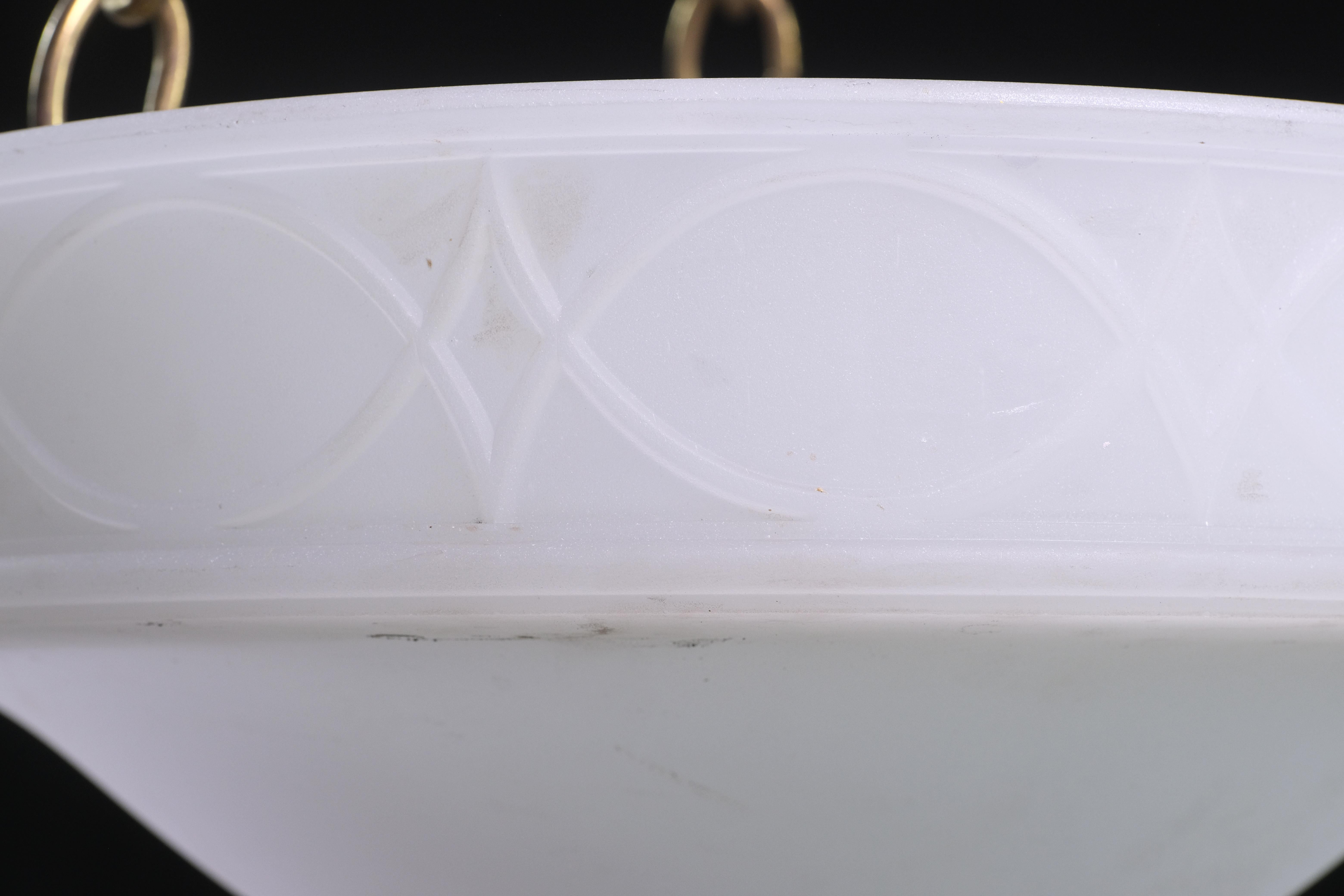Cristal de Leche Fundido Plato Colgante Light Detalles Ornamentados Acabado Bisque en Bueno estado para la venta en New York, NY