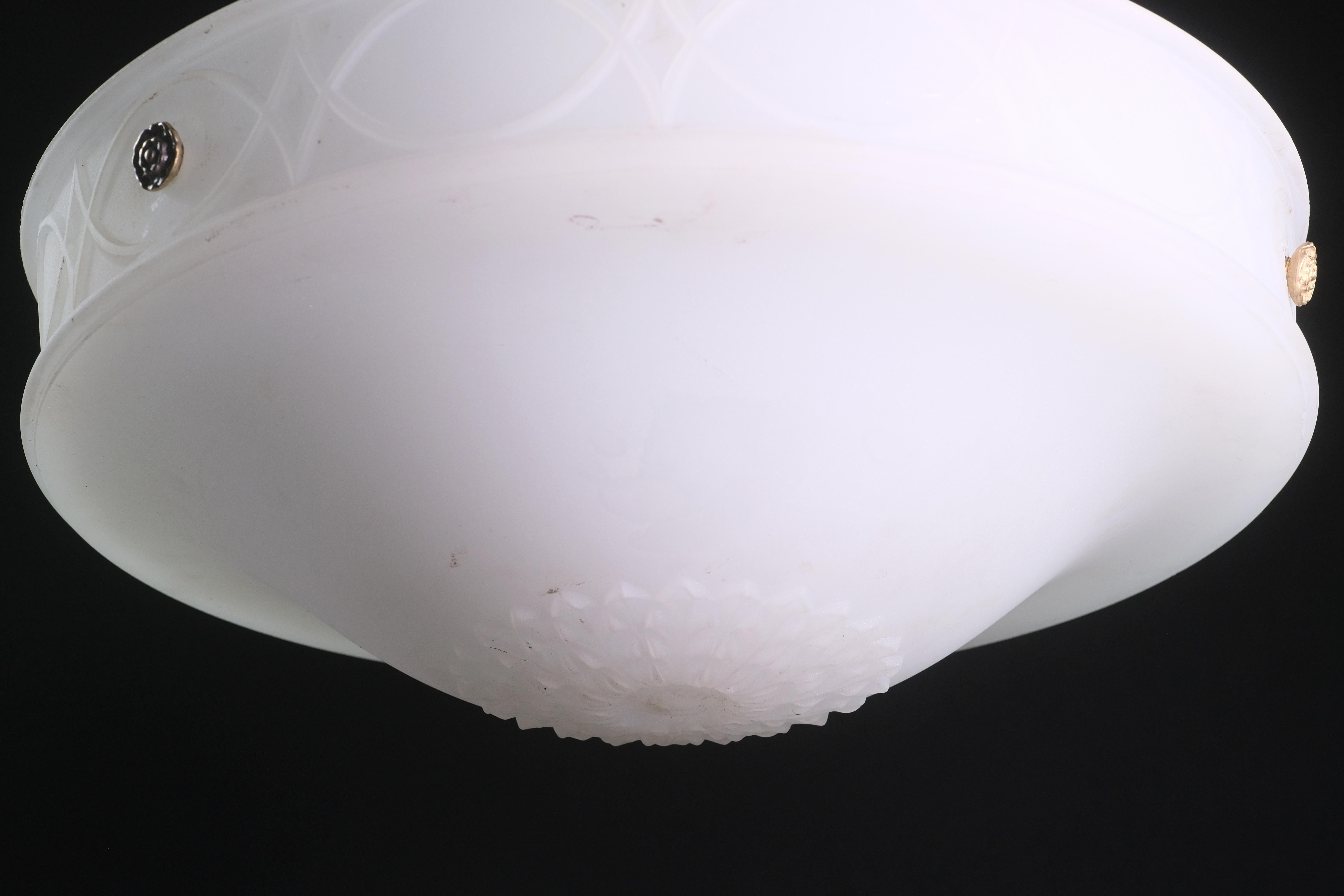 Cristal de Leche Fundido Plato Colgante Light Detalles Ornamentados Acabado Bisque en venta 1