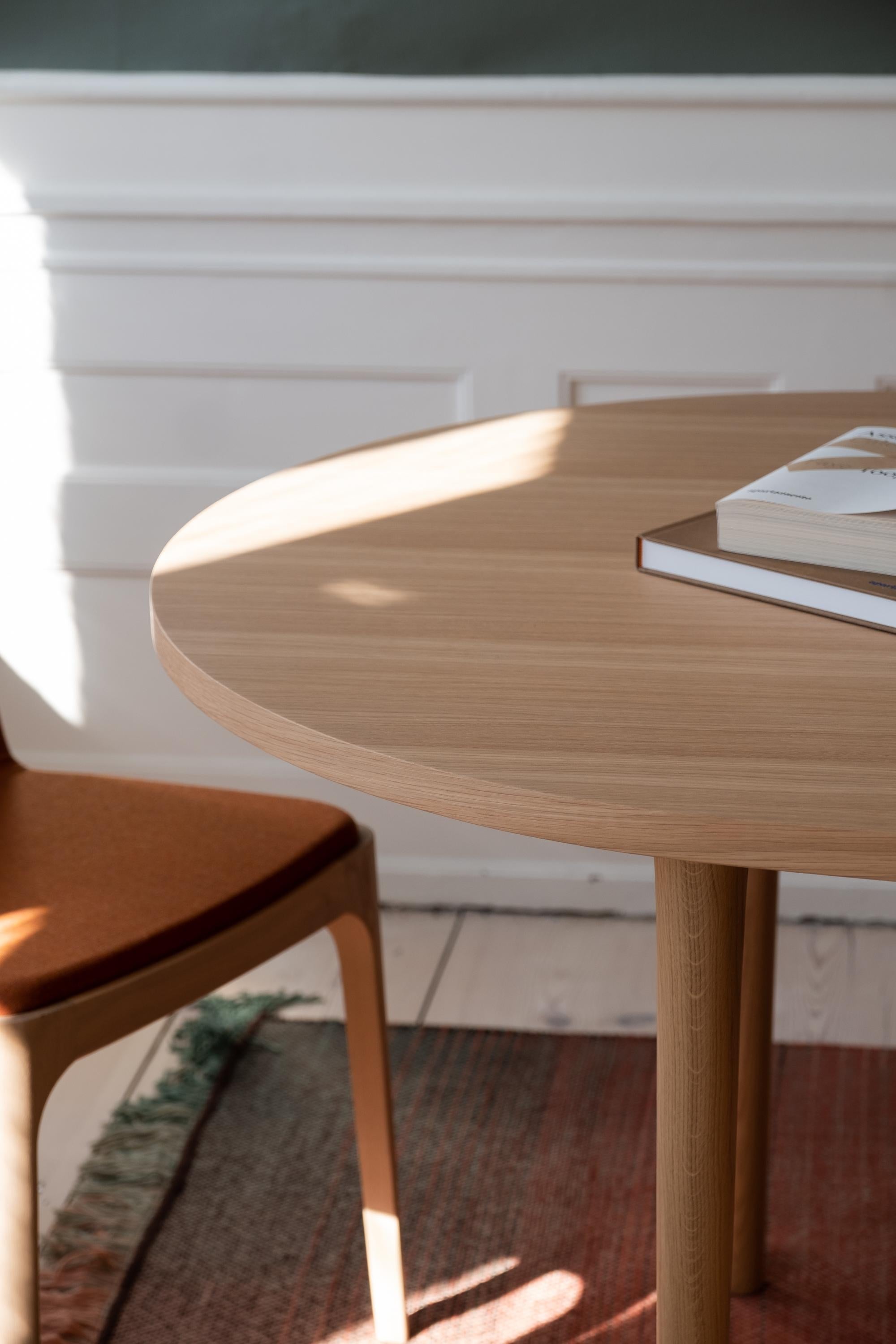CAST – Minimalist Oval Dining Table in Oak Wood For Sale 4