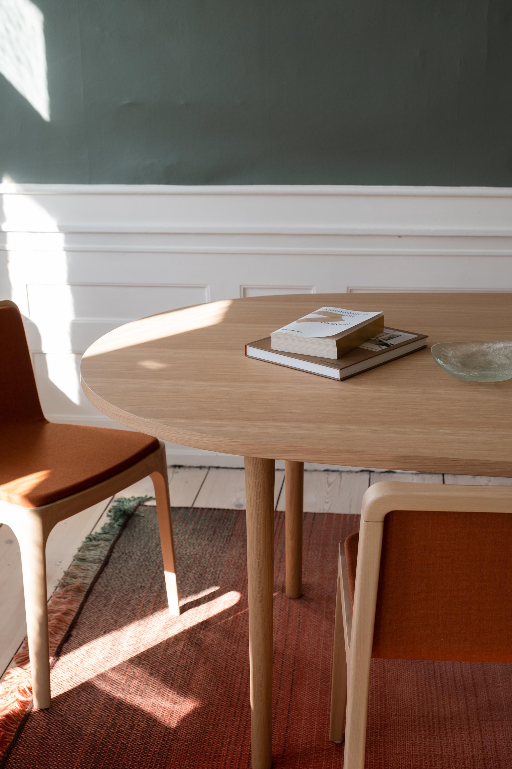 CAST – Minimalist Oval Dining Table in Oak Wood For Sale 5
