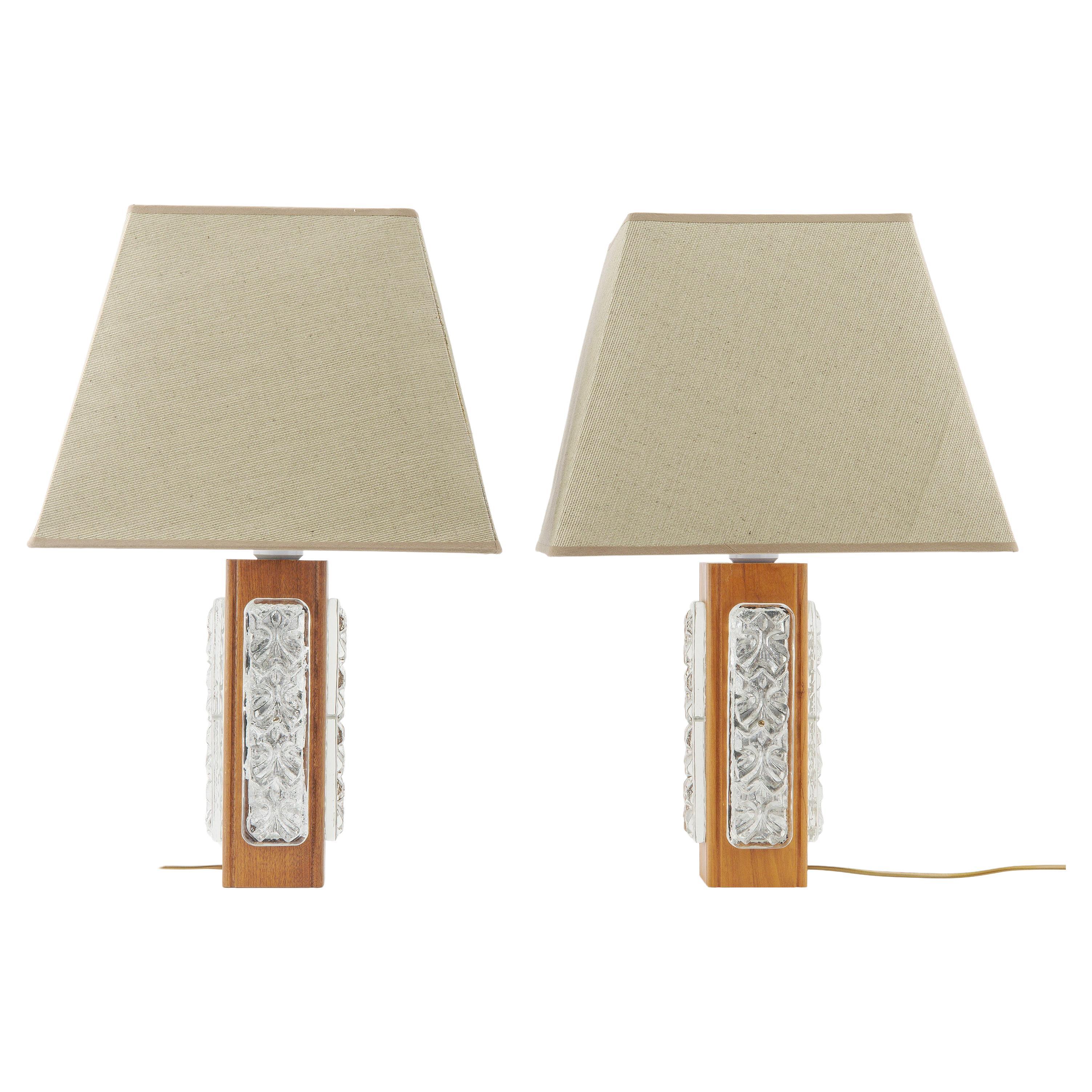 Paire de lampes de table en verre moulé et teck  Suède 1960