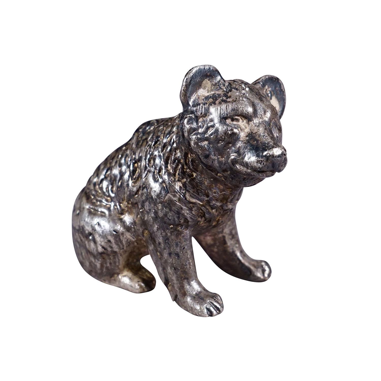 Fundición de un oso sentado Plata de ley ca. 1930s
Artículo e7247
Preciosa escultura de un oso sentado, fundida en plata de ley, Alemania, 1ª mitad del siglo XX. 75,9 gr., 2,68 oz. Un pequeño y maravilloso objeto de exposición.

artfour es una