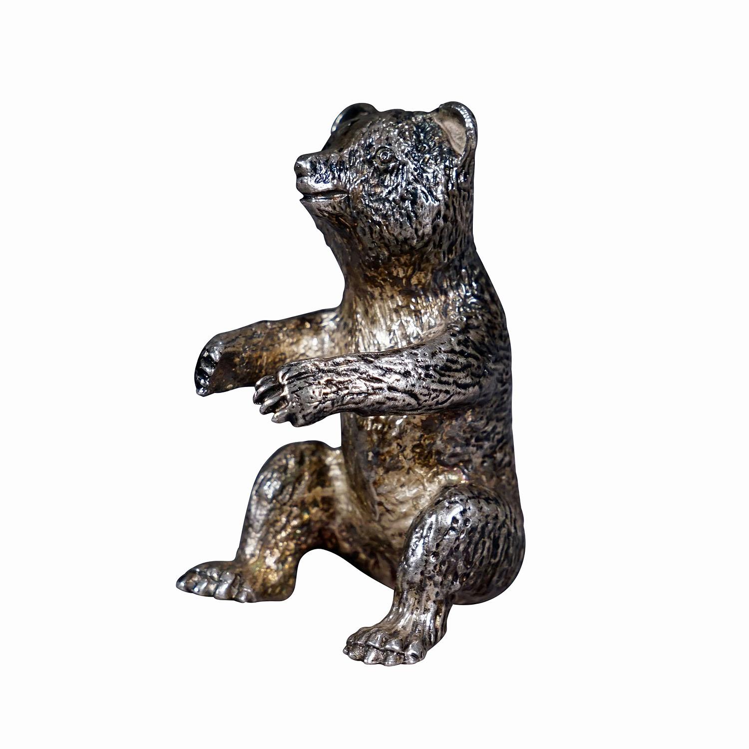 Fundición de un oso sentado Plata de ley ca. 1930s
Artículo e7245
Preciosa escultura de un oso sentado, fundida en plata de ley, Alemania, 1ª mitad del siglo XX. 57,3 gr., 2,02 oz. Con marcas de Hall y marte de plata en la base. Un pequeño y