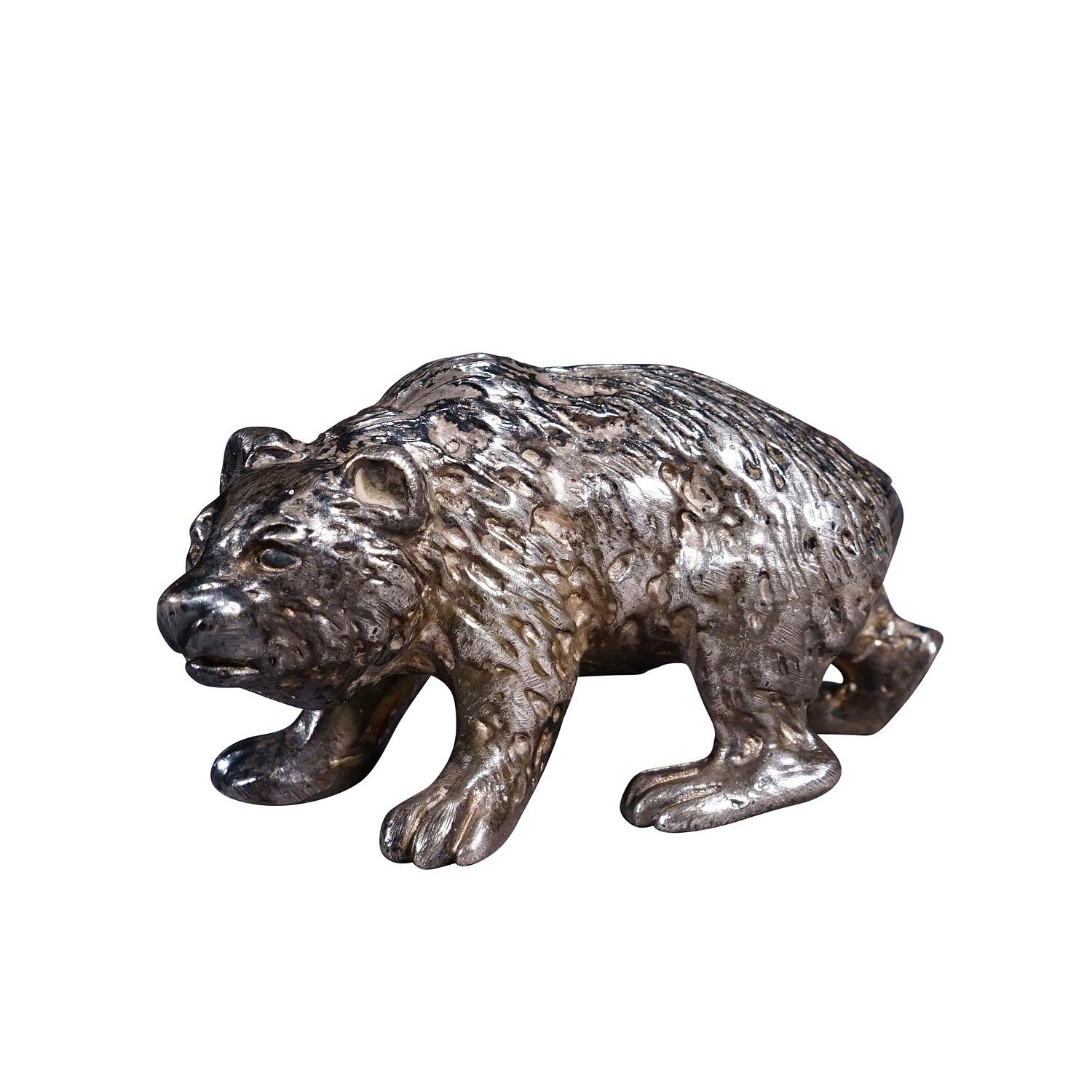 Fundición de un oso paseante Plata de ley ca. 1930s
Artículo e7248
Preciosa escultura de un oso paseante fundida en plata de ley, Alemania 1ª mitad del siglo XX. 108,7 gramos, 3,83 onzas. Un pequeño y maravilloso objeto de exposición.

artfour es