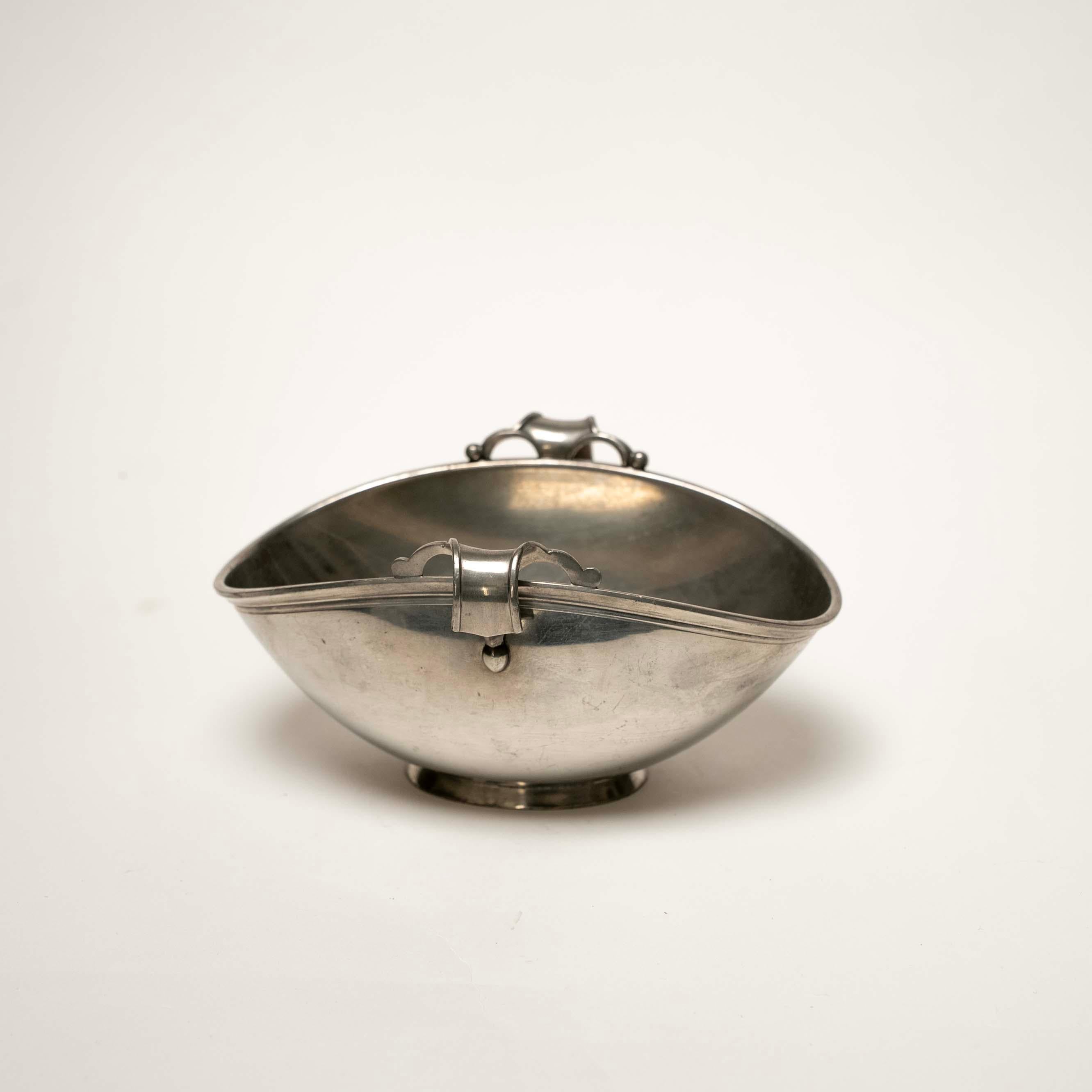 Ciotola/portachiavi/poche in peltro di Just Andersen per Ystad-Metall, creata nel sud-est della Svezia.

-

Materiali: Peltro
Dimensioni: H. H. x DIA. 

*Spedito da Bushwick, Brooklyn in 2-4 giorni lavorativi.