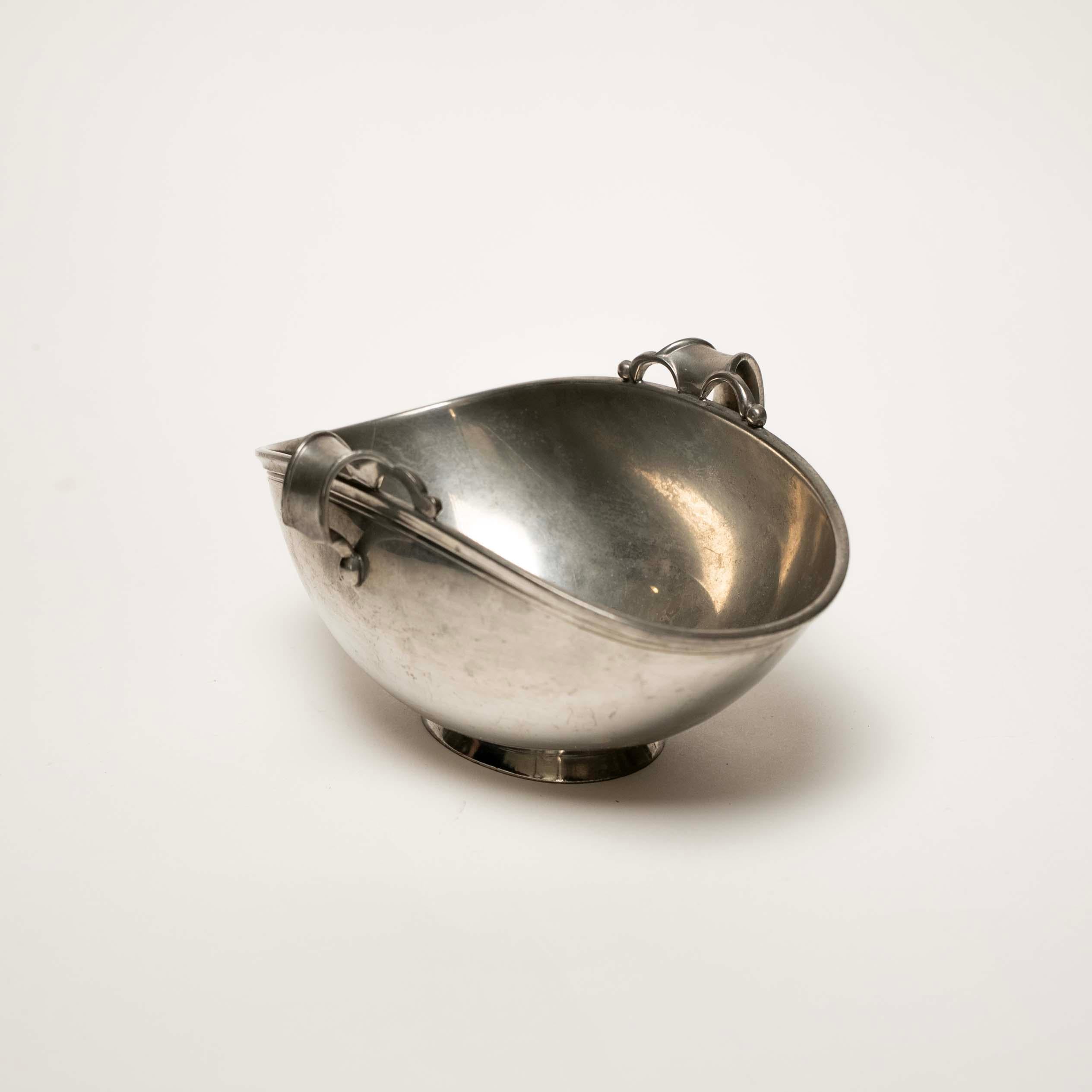 Ciotola/Vide Poche in peltro fuso di Just Andersen, Ystad-Metall, Svezia, 1930 ca. In condizioni buone in vendita a New York, NY