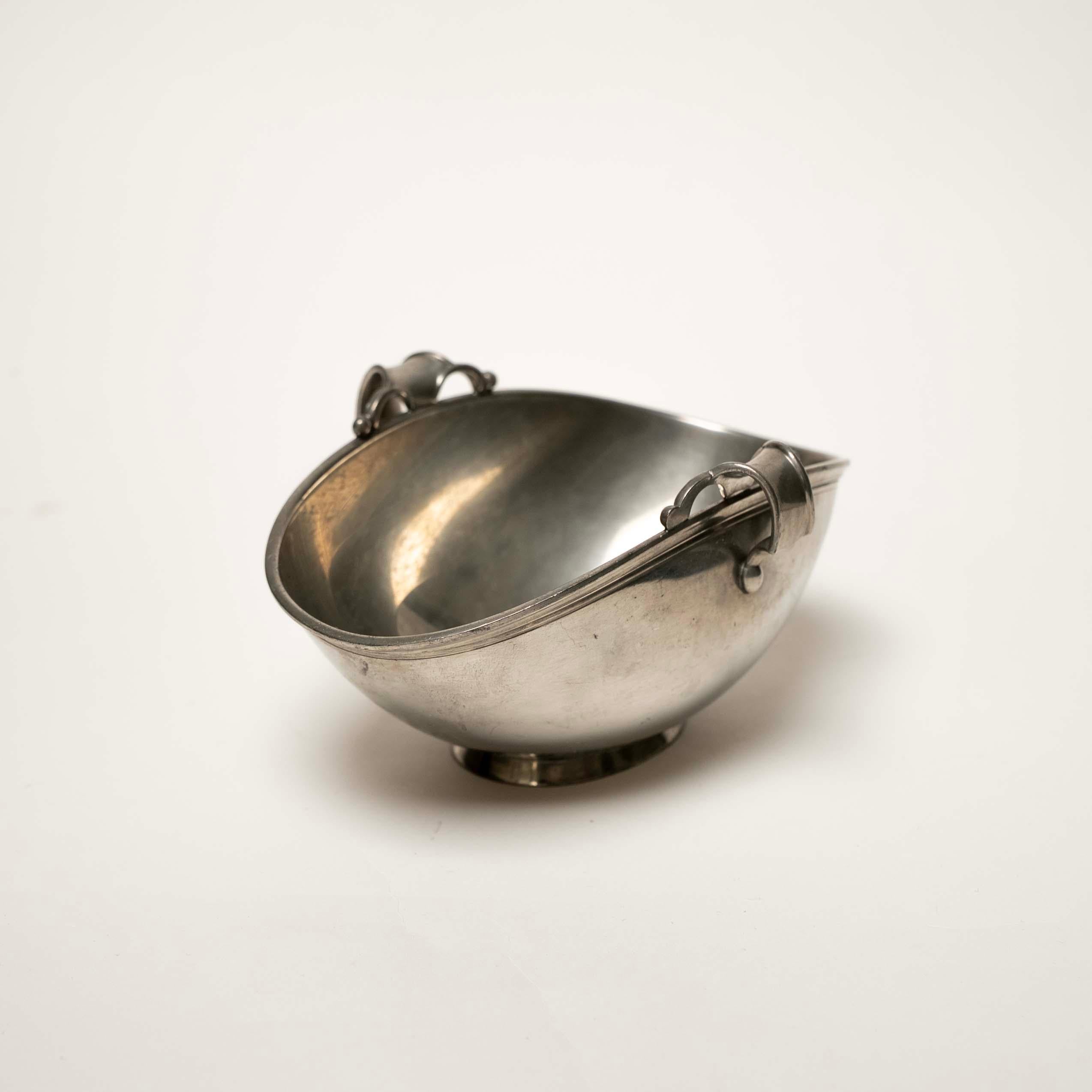 Metà XX secolo Ciotola/Vide Poche in peltro fuso di Just Andersen, Ystad-Metall, Svezia, 1930 ca. in vendita