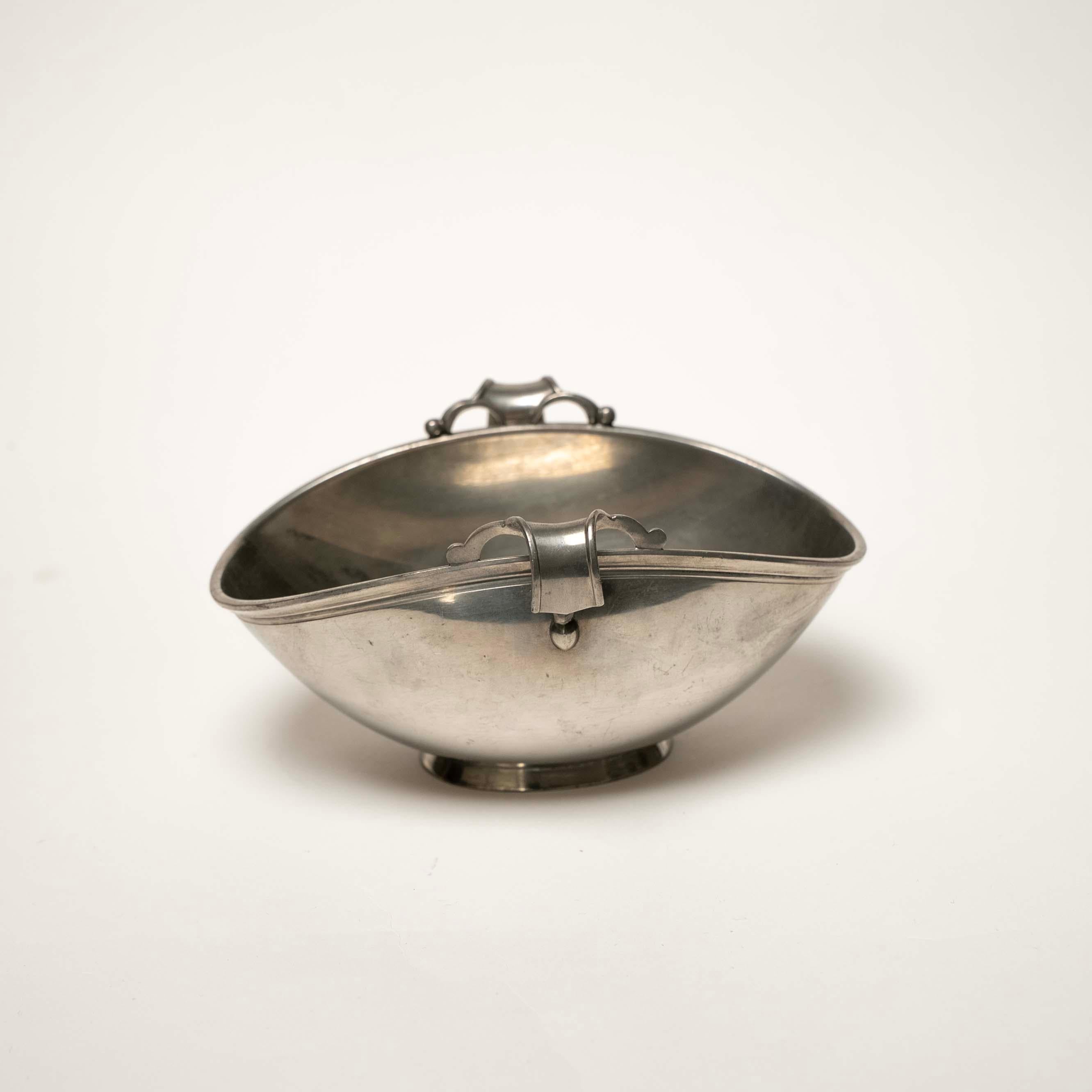 Metallo Ciotola/Vide Poche in peltro fuso di Just Andersen, Ystad-Metall, Svezia, 1930 ca. in vendita