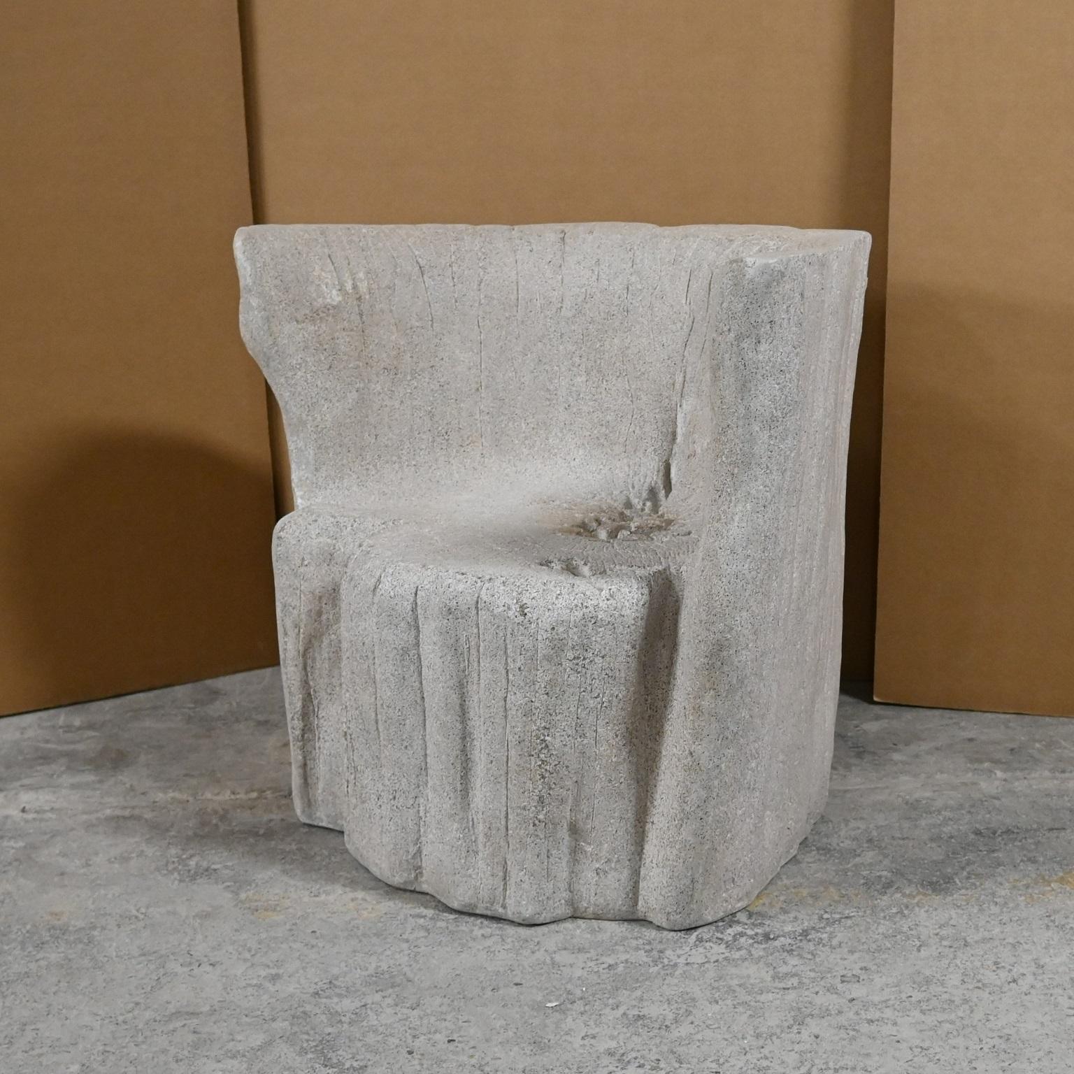 Stuhl „Acacia“ aus Gussharzguss, gealterte Steinoberfläche von Zachary A. Design (Minimalistisch) im Angebot