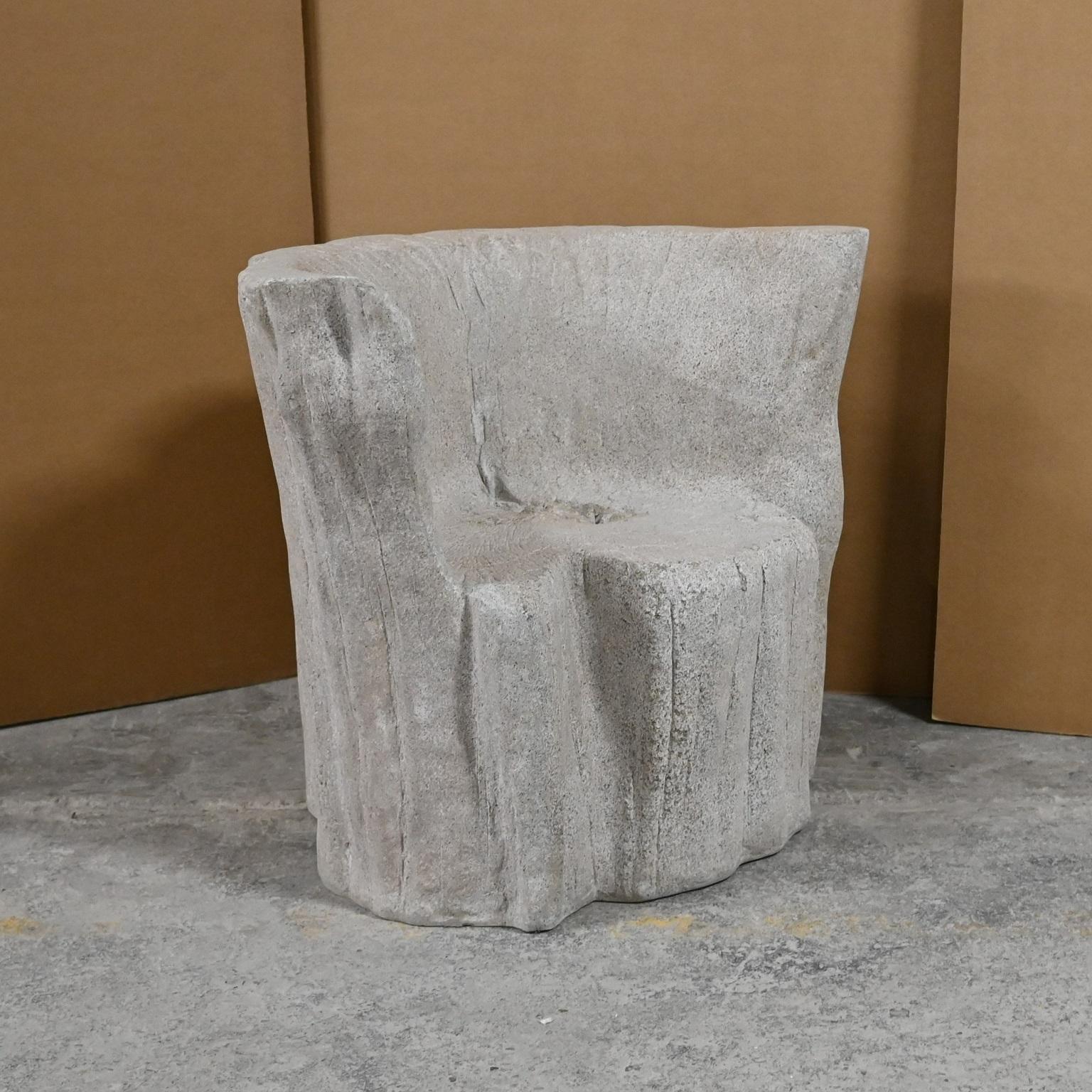 Stuhl „Acacia“ aus Gussharzguss, gealterte Steinoberfläche von Zachary A. Design (amerikanisch) im Angebot