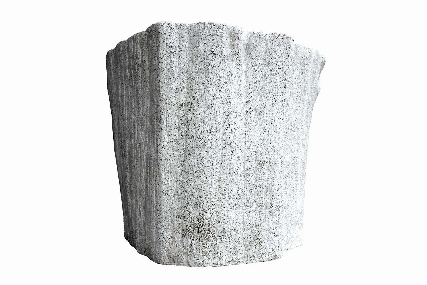 Minimaliste Chaise Acacia en résine moulée, finition pierre naturelle par Zachary A. Design en vente