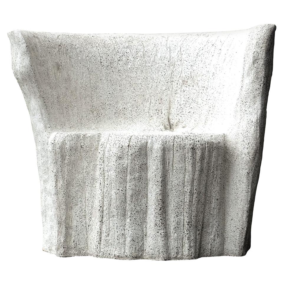 Chaise Acacia en résine moulée, finition pierre naturelle par Zachary A. Design