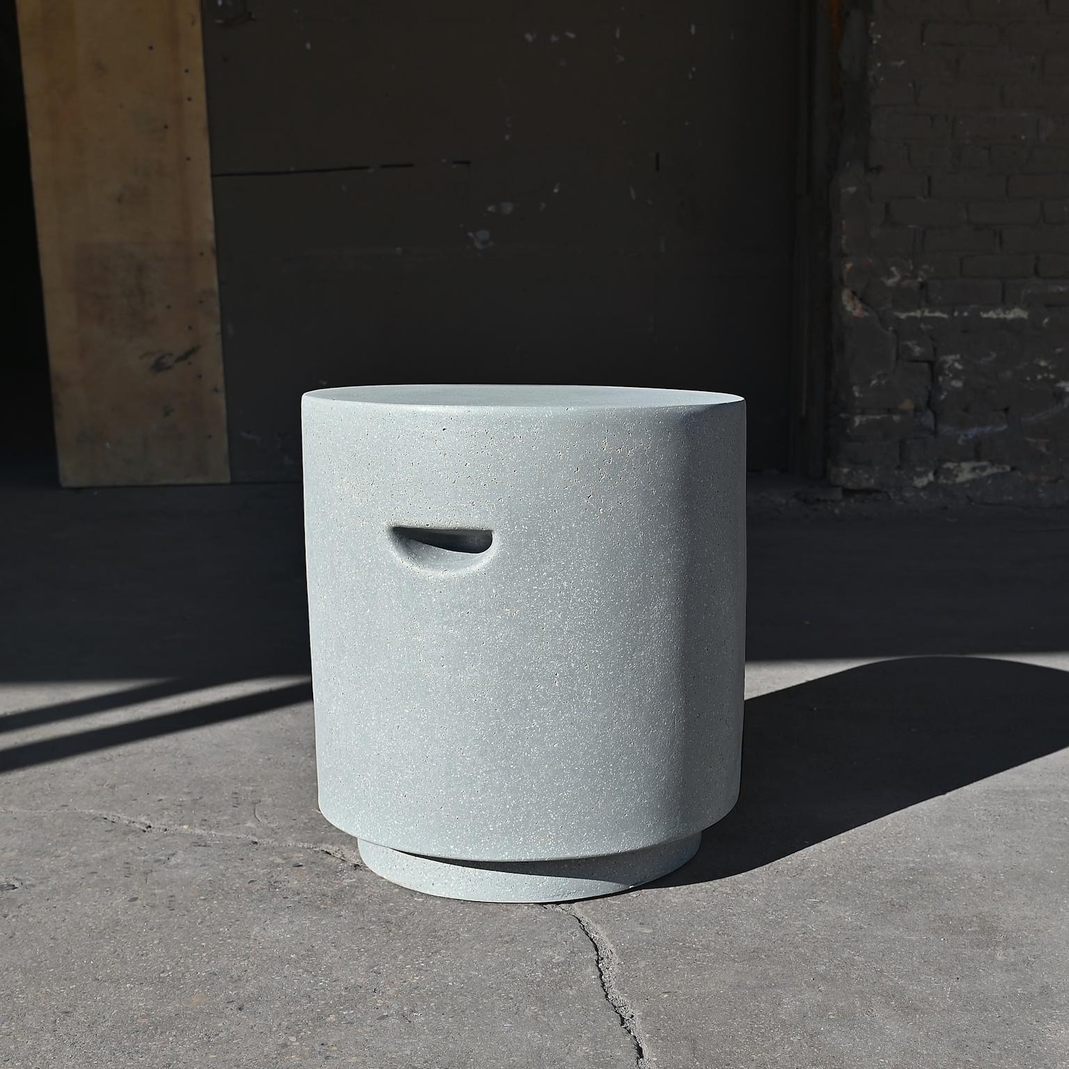 Une forme classique avec une touche invitante et fonctionnelle. Des dépressions minimales en ligne invitent au mouvement de la pièce et révèlent son apesanteur secrète.

Dimensions : Diamètre : 43 cm. Hauteur 46 cm. Poids 7 kg (15 lb).

Options de