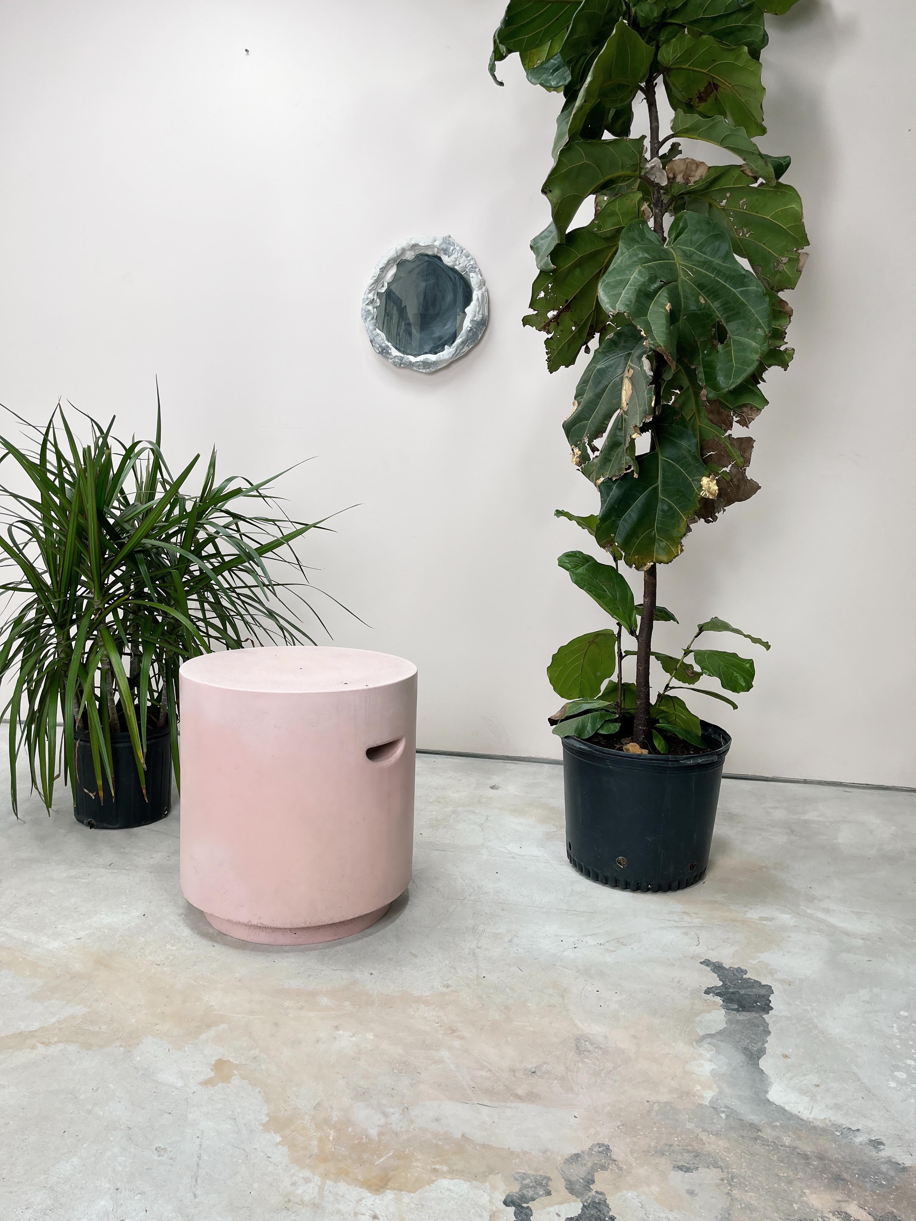 Une forme classique avec une touche invitante et fonctionnelle. Des dépressions minimales en ligne invitent au mouvement de la pièce et révèlent son apesanteur secrète.

Dimensions : Diamètre 43 cm, hauteur 46 cm. Poids 7 kg (15 lb).

Options de