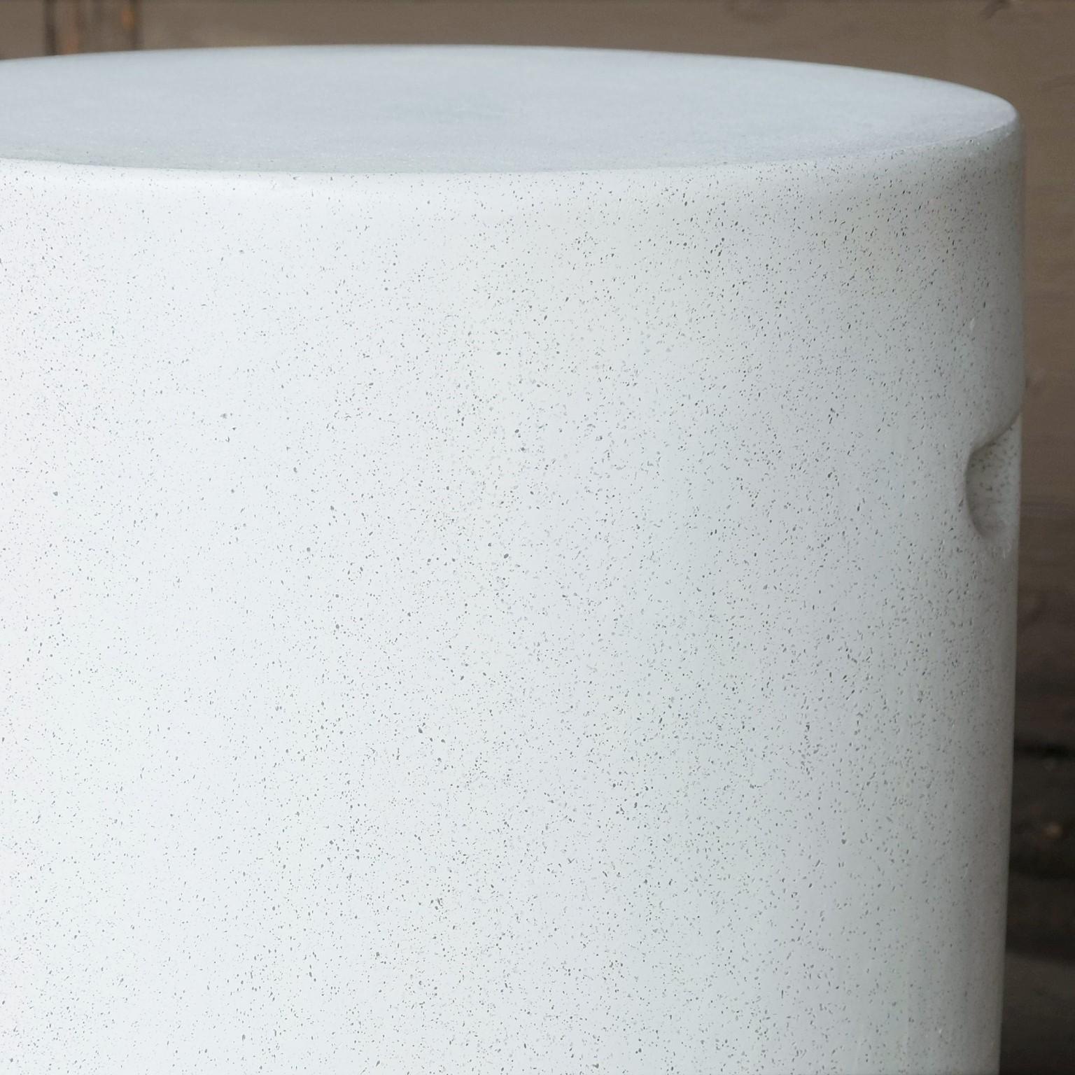Moulage Table d’appoint Aileen en résine moulée finition pierre blanche par Zachary A. Design en vente