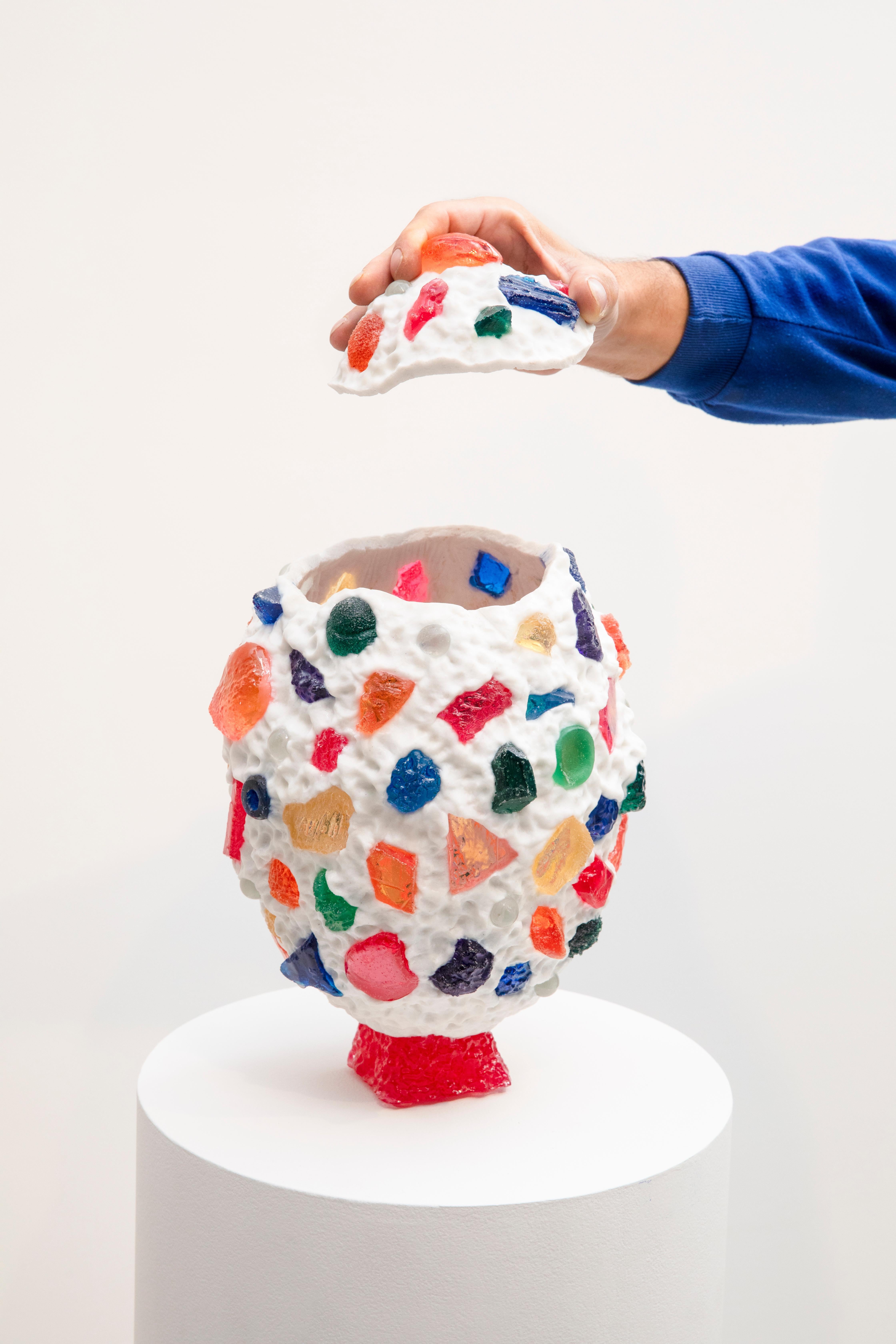 Questo pezzo fuso faceva parte della mostra Collectial del settembre 2024, dove Joseph Algieri ha presentato nuovi lavori in resina fusa. Tutte le opere sono state create fondendo l'argilla ceramica in stampi, a cui è stata poi aggiunta della resina