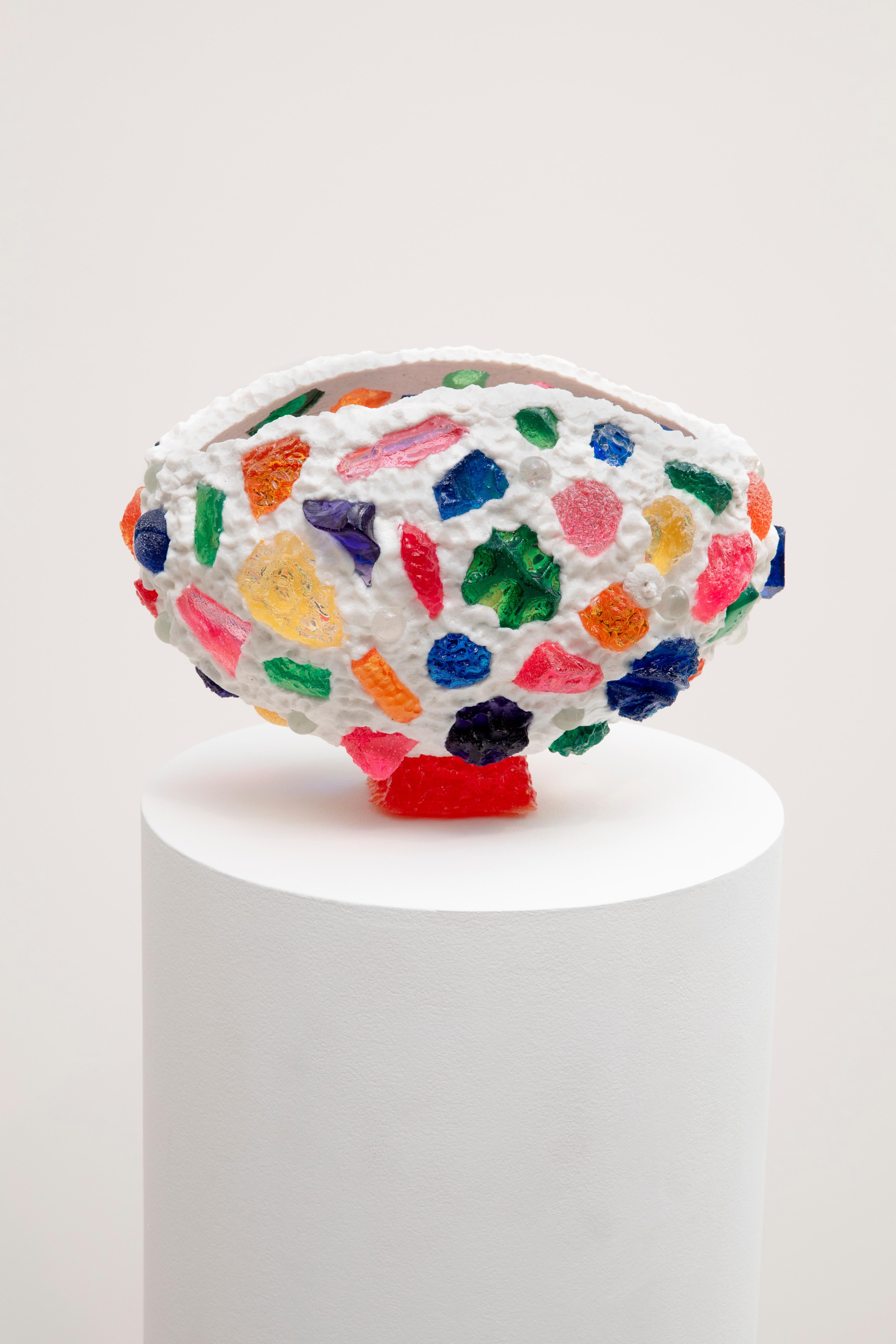Questo pezzo fuso faceva parte della mostra Collectial del settembre 2024, dove Joseph Algieri ha presentato nuovi lavori in resina fusa. Tutte le opere sono state create fondendo l'argilla ceramica in stampi, a cui è stata poi aggiunta della resina