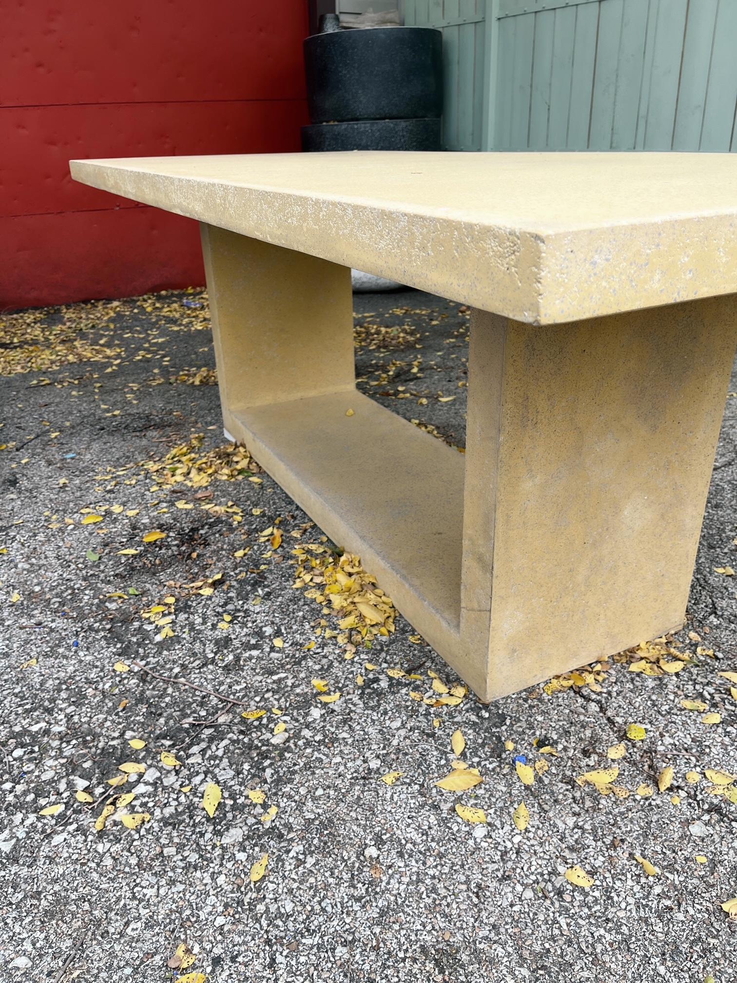 XXIe siècle et contemporain Table de salle à manger Pertura en résine moulée, finition jaune Sonoran par Zachary A. Design en vente