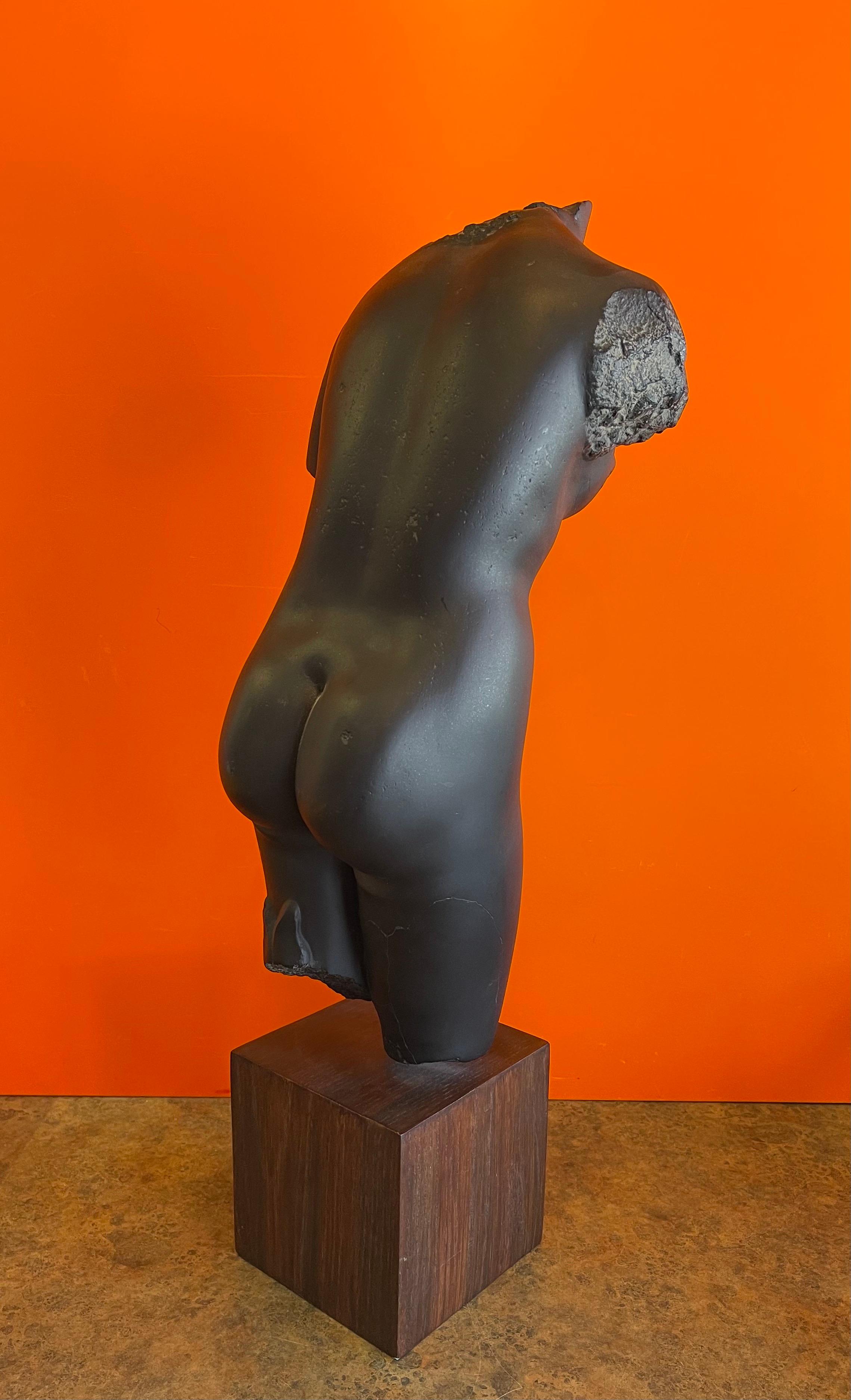 20ième siècle Sculpture en résine coulée Aphrodite Anadyomène sur socle de la collection MOMA en vente