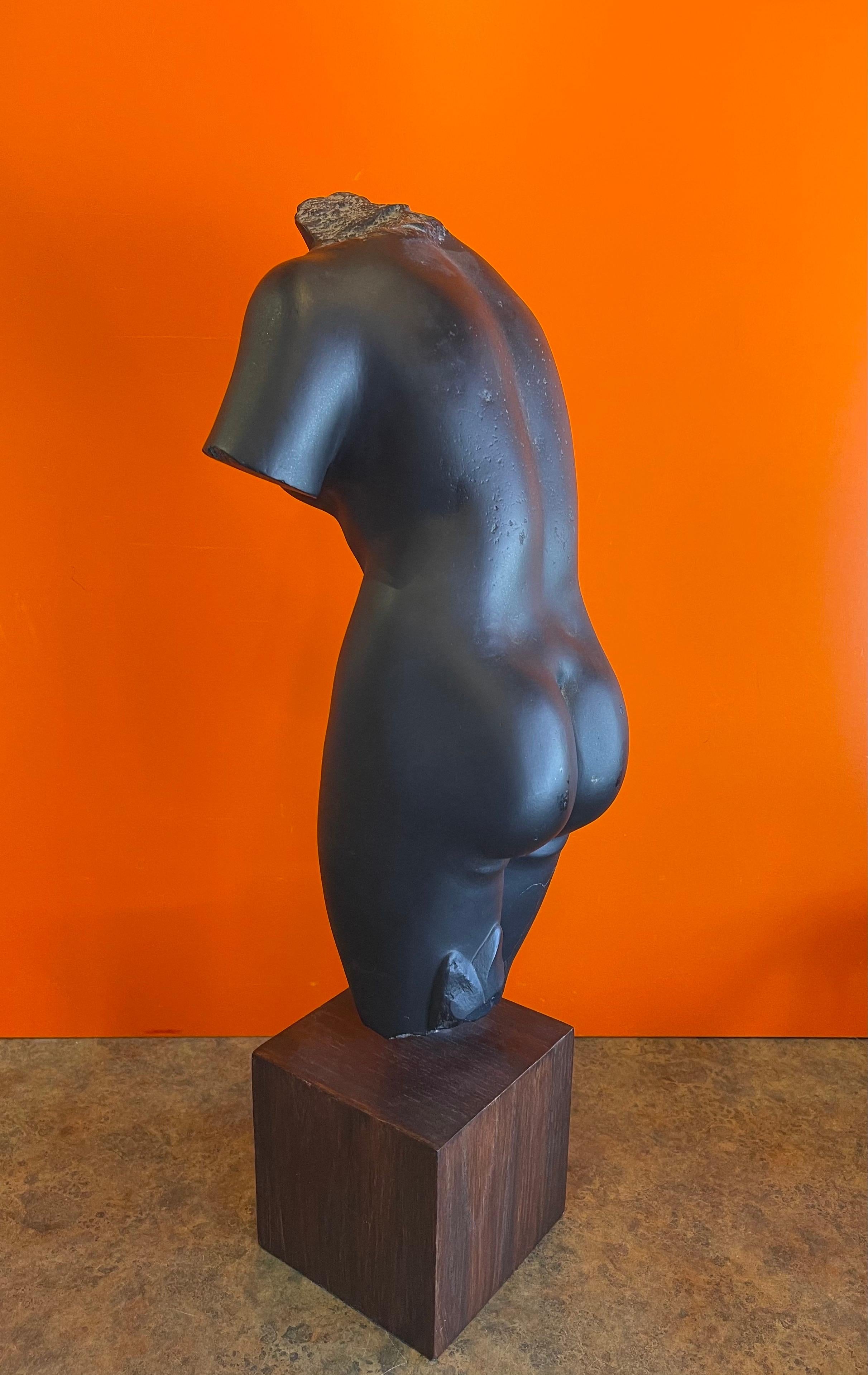 Résine Sculpture en résine coulée Aphrodite Anadyomène sur socle de la collection MOMA en vente