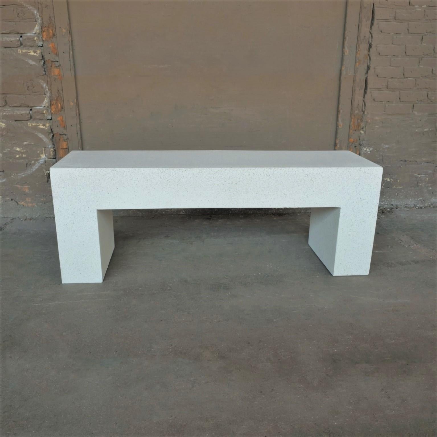 Bench „Aspen“ aus Gussharzguss, weiße Steinoberfläche von Zachary A. Design (Minimalistisch) im Angebot