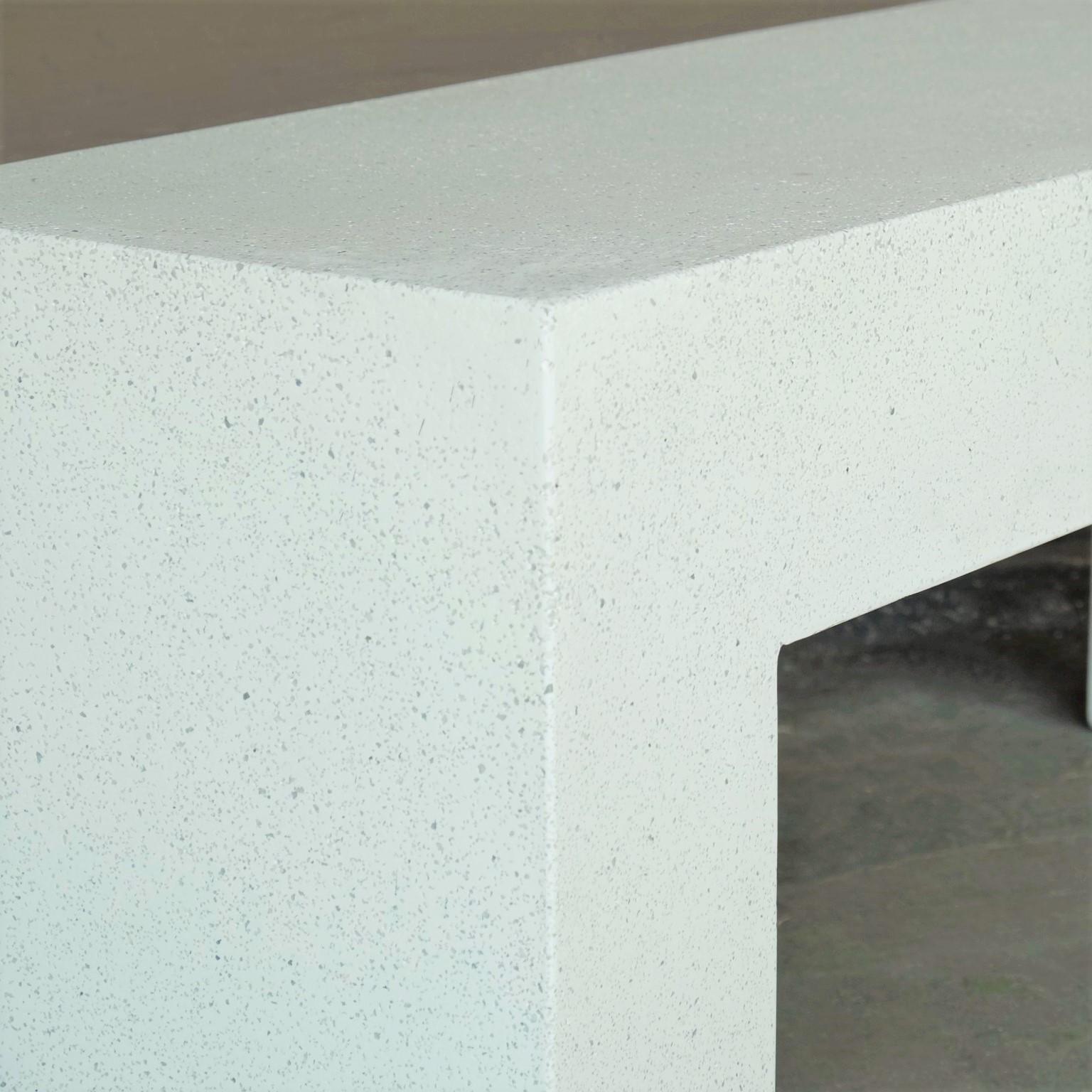 Bench „Aspen“ aus Gussharzguss, weiße Steinoberfläche von Zachary A. Design (21. Jahrhundert und zeitgenössisch) im Angebot