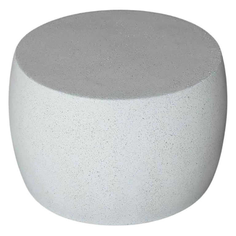 Tavolo basso 'Barrel' in resina fusa, finitura White Stone di Zachary A. Designs